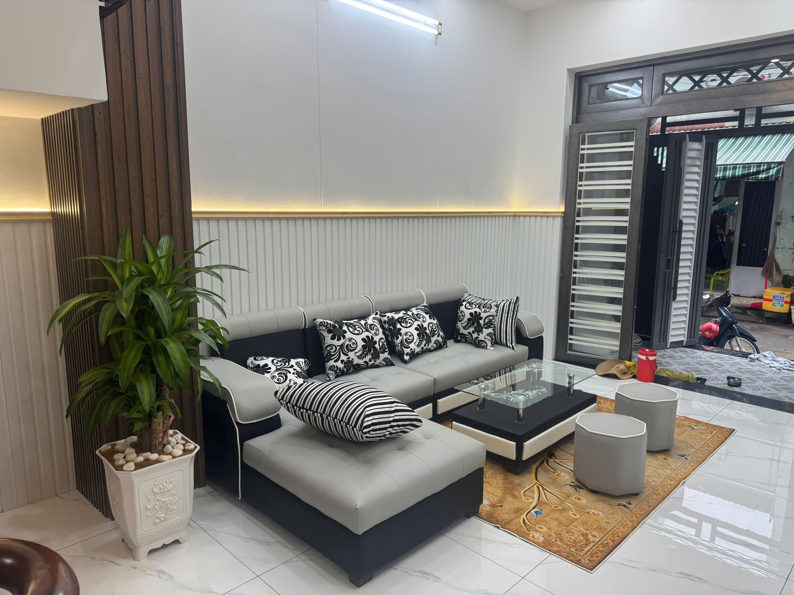 Bán Nhà Kênh Mương Lệ Bình Tân – 4x20m, 1 Trệt 2 Lầu, Hẻm Xe Hơi, Full Nội Thất – Giá 5.95 Tỷ