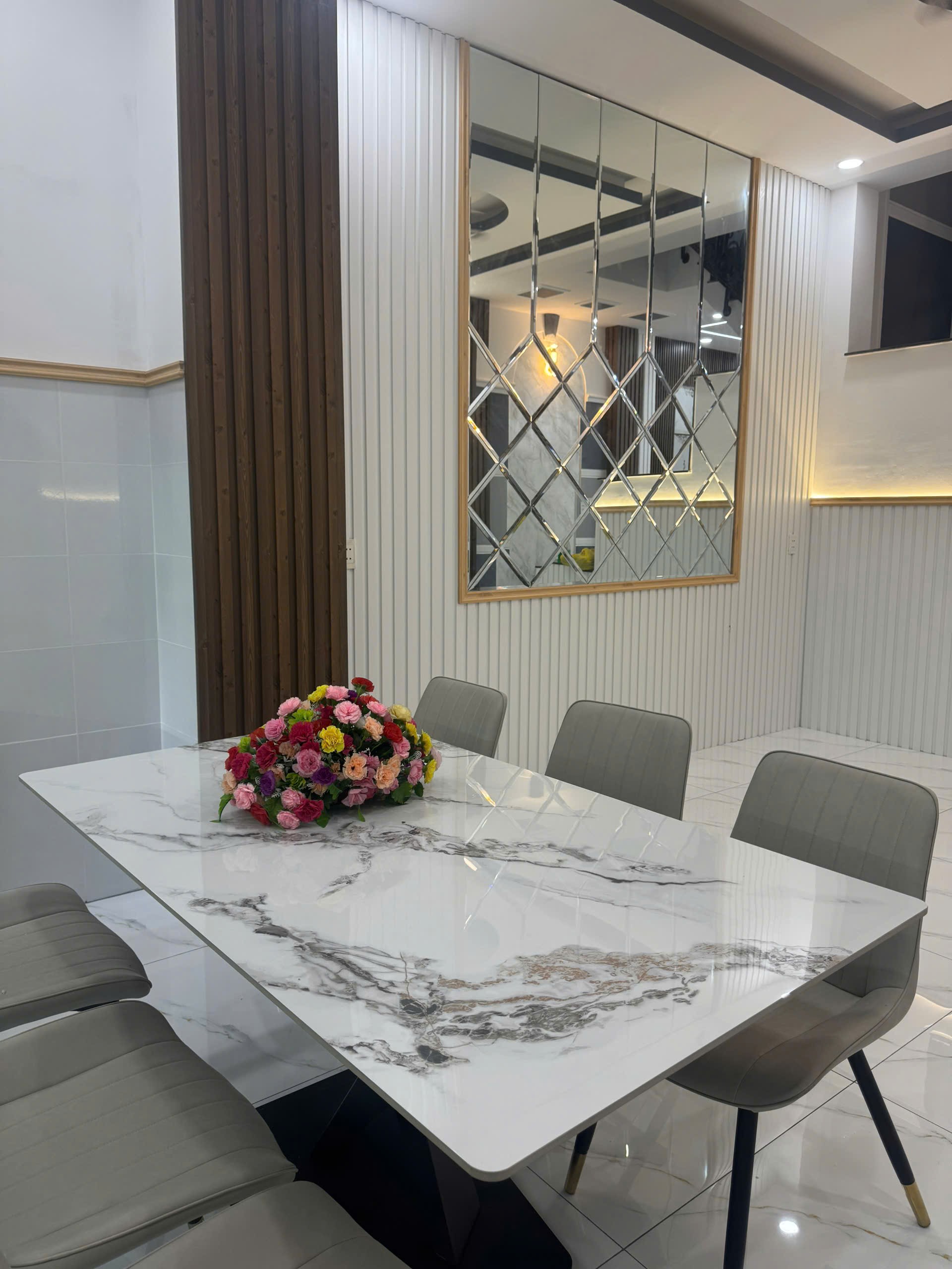 Bán Nhà Kênh Mương Lệ Bình Tân – 4x20m, 1 Trệt 2 Lầu, Hẻm Xe Hơi, Full Nội Thất – Giá 5.95 Tỷ