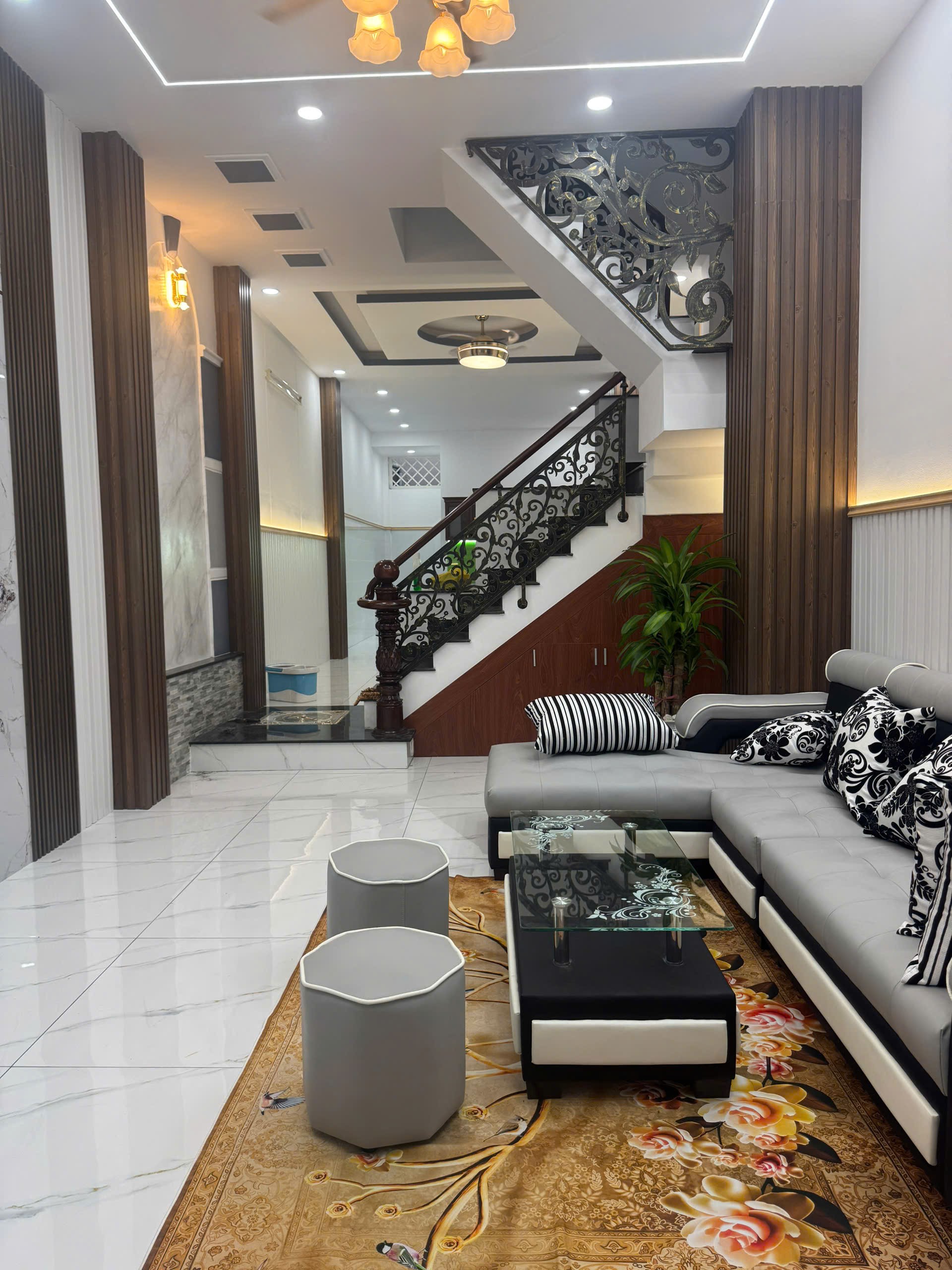 Bán Nhà Kênh Mương Lệ Bình Tân – 4x20m, 1 Trệt 2 Lầu, Hẻm Xe Hơi, Full Nội Thất – Giá 5.95 Tỷ