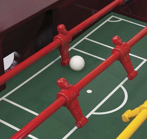 Mesa Pebolim em madeira maciça, com aplicação de verniz tingido