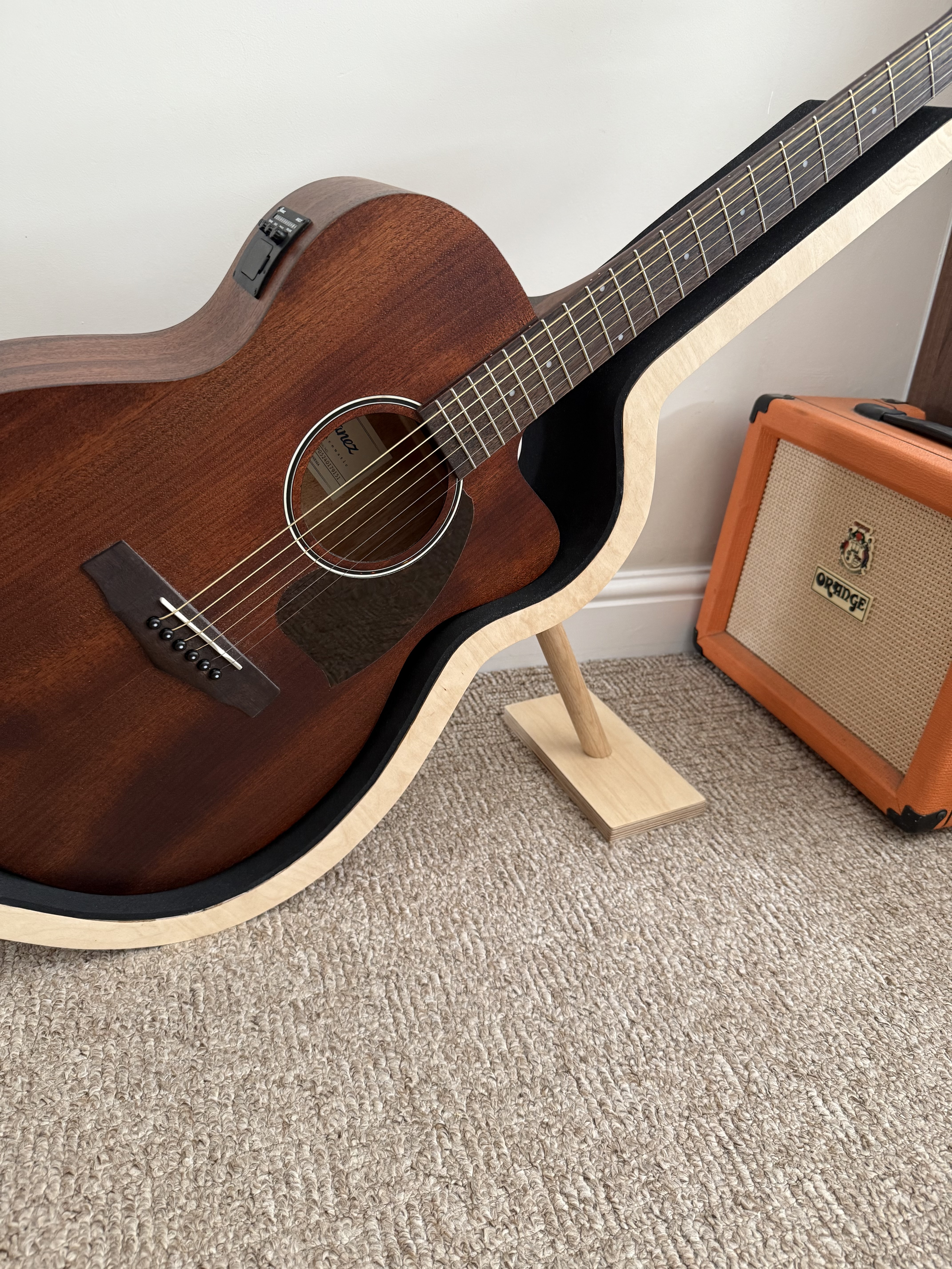 Guitar form stand