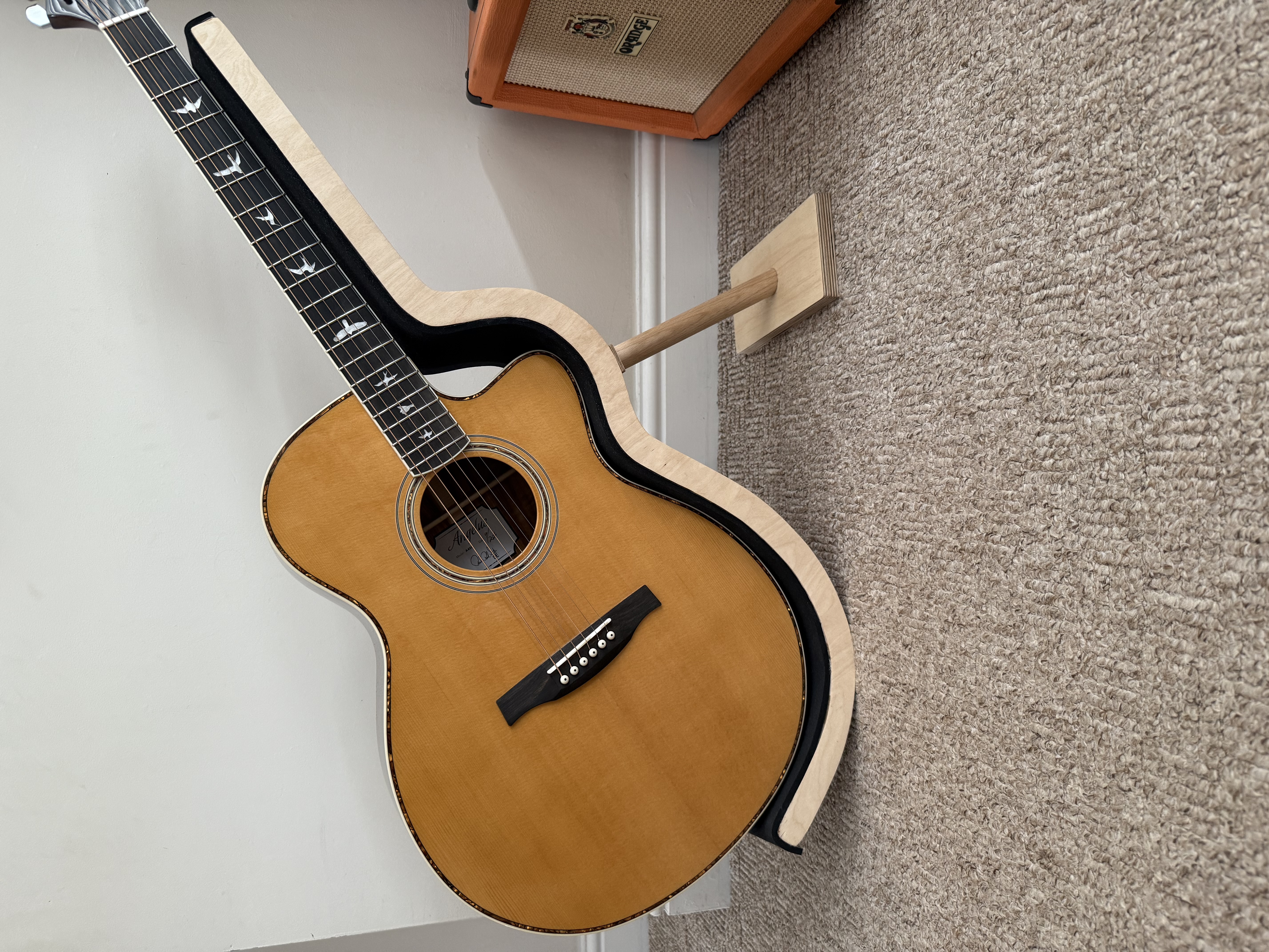 Guitar form stand