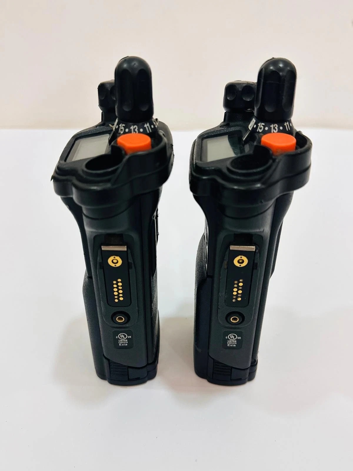 One Motorola apx 6000 UHF R1