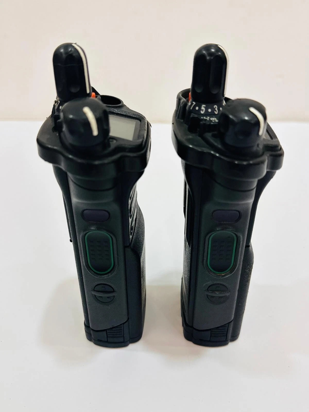 One Motorola apx 6000 UHF R1