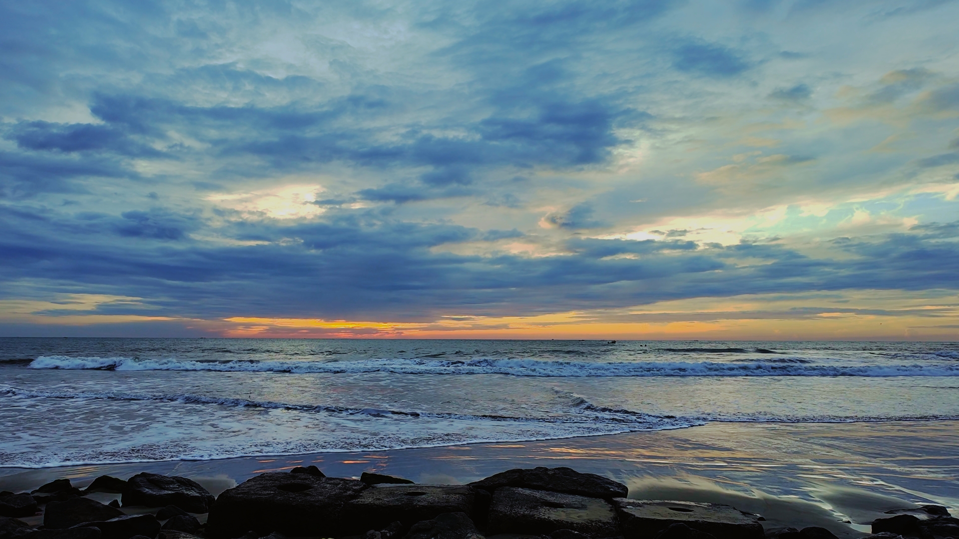 Sunrise Waves Video: HD Beach & Ocean Footage for Relaxing Meditative Content