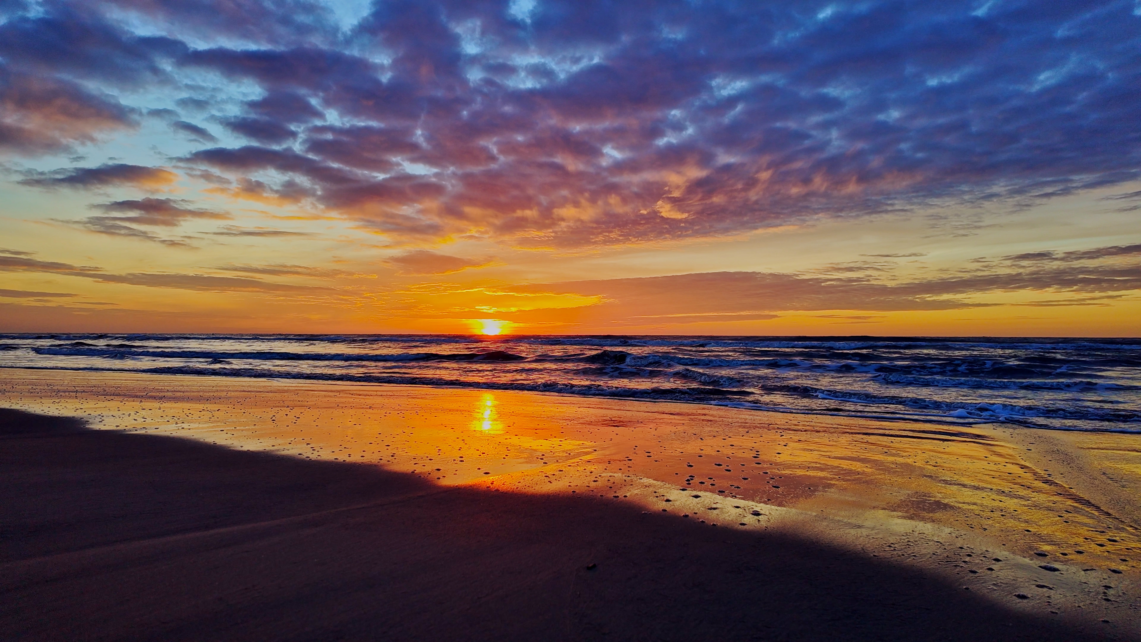 Sunrise Waves 4K | Golden Hour Ocean Waves | Premium Sunrise Video
