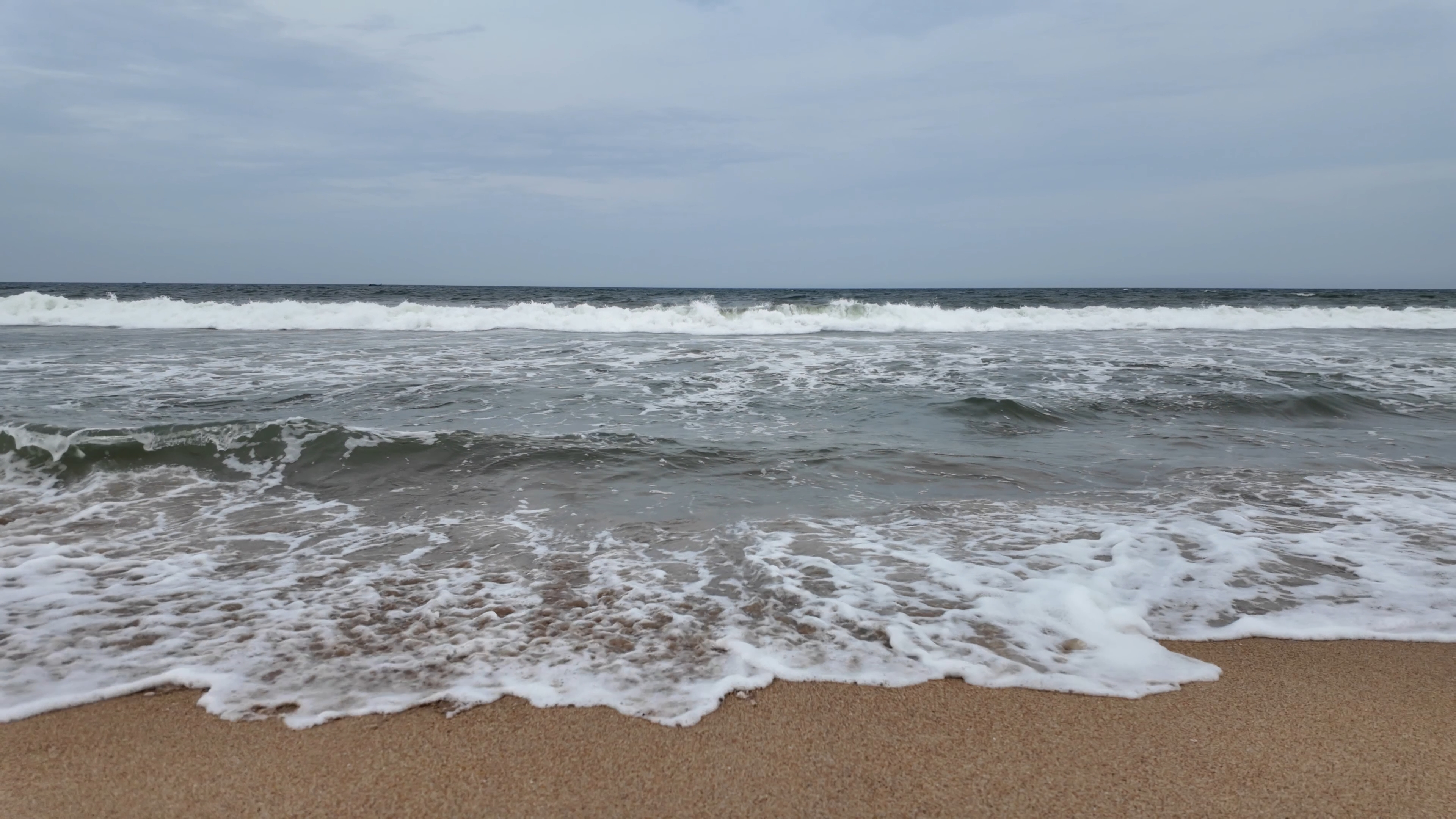 Tranquil Beach Waves in 4K – Relaxing Ocean Soundscape