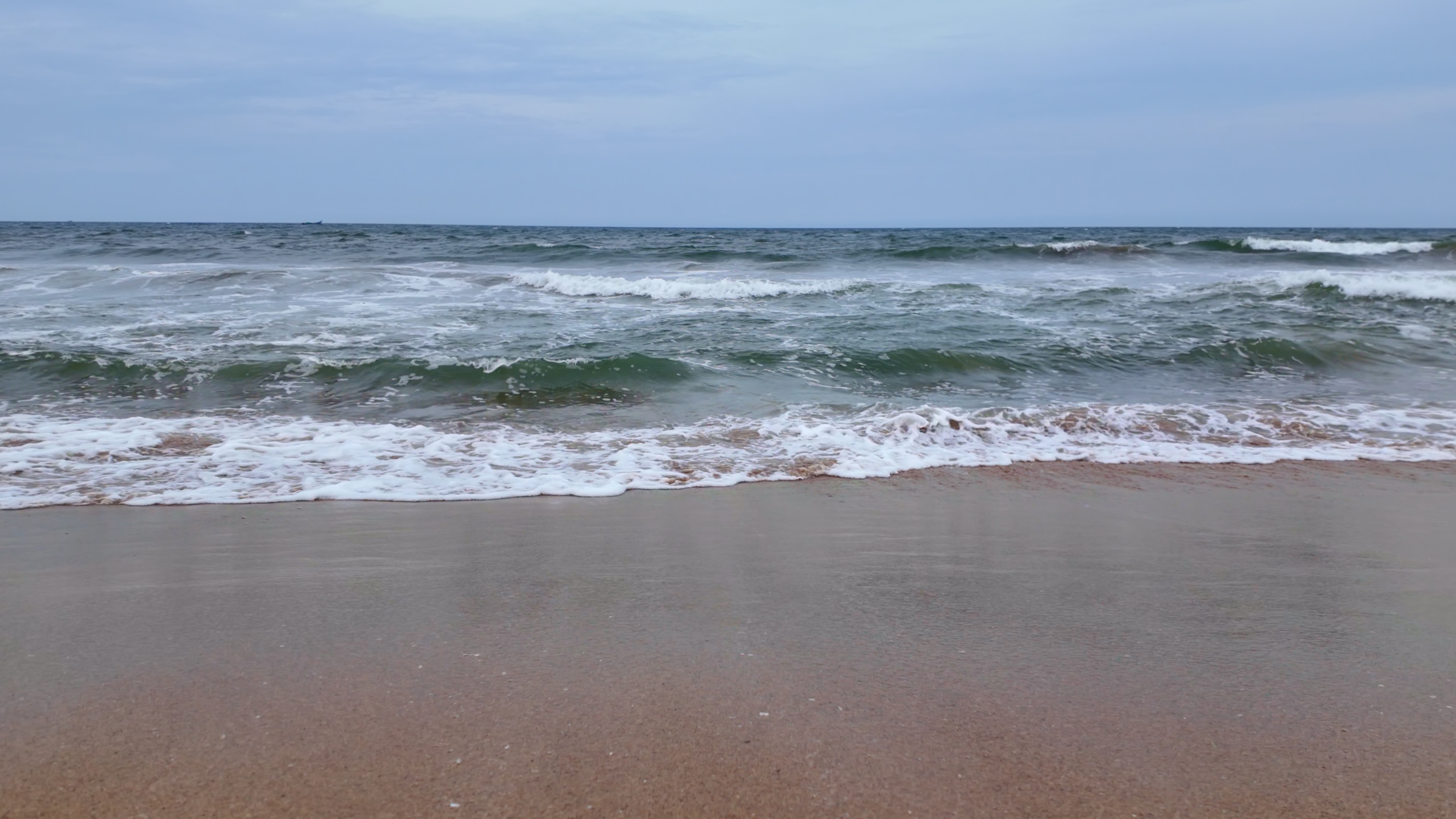 Ocean Waves Hitting Sandy Shore - Premium Waves Footage