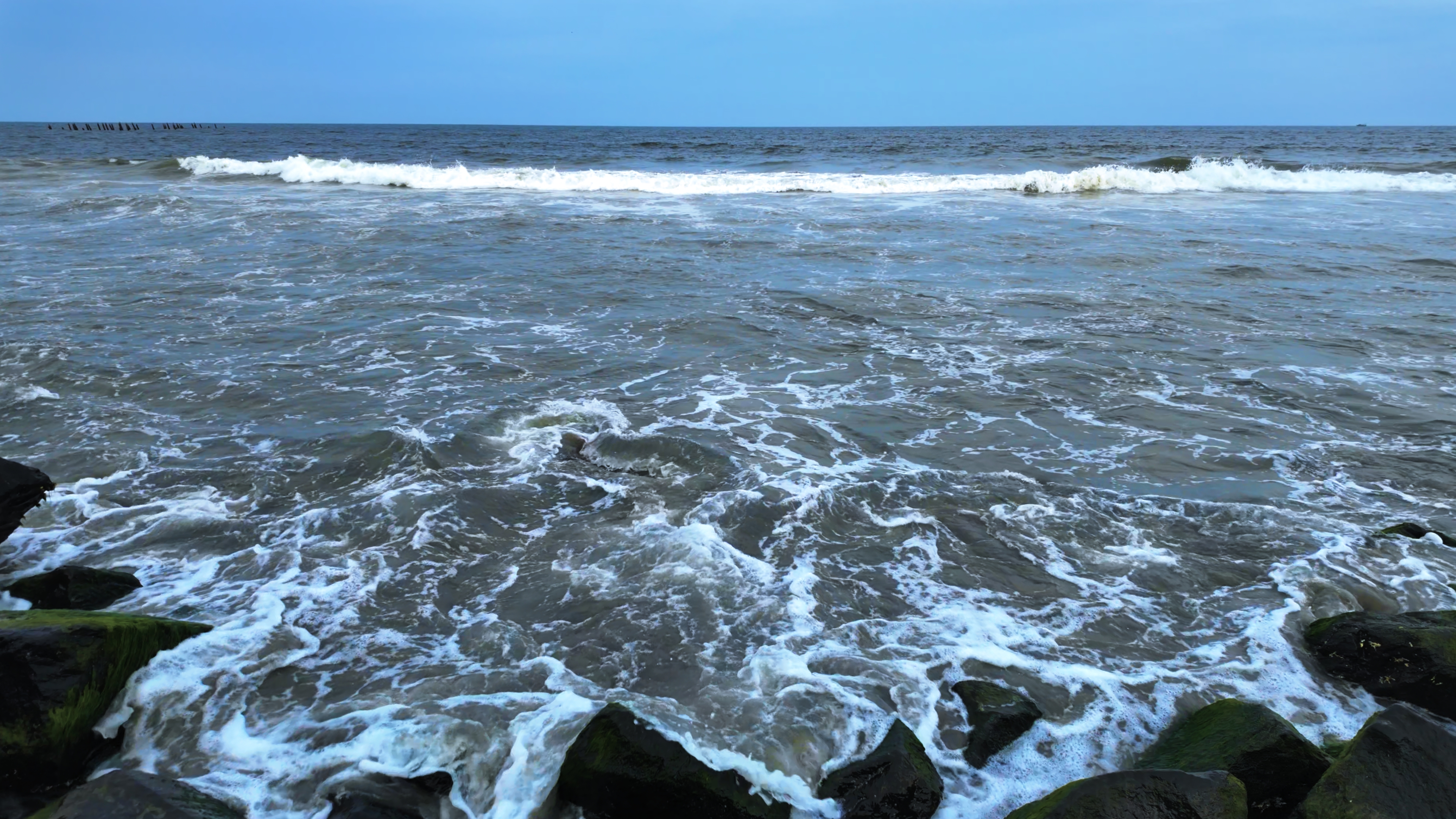 Ocean Waves Crashing Against Rocks in 4K - Premium Waves Stock Footages