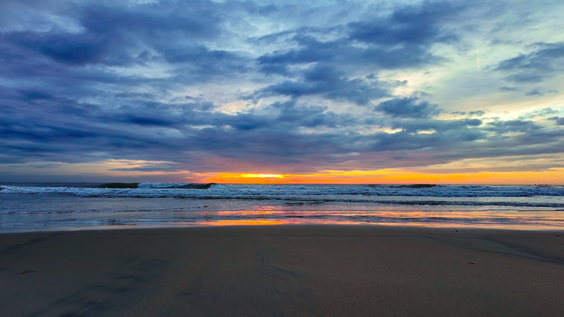 Sunrise Waves Stock Footage HD | Calm Ocean & Beach for Relaxing & Meditation