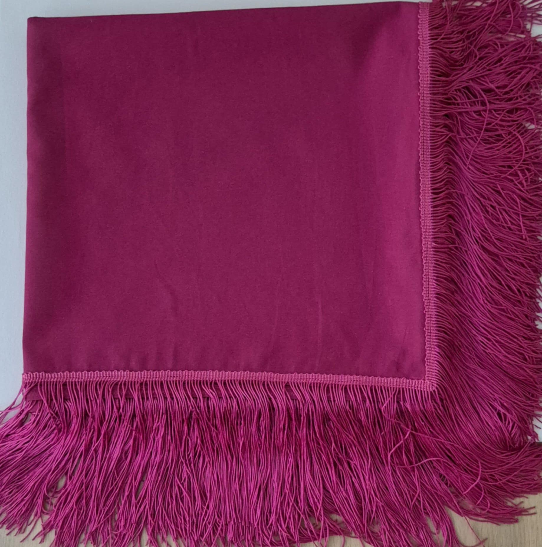 Stilinga staltiesė su kutais "BURGUNDIJA"