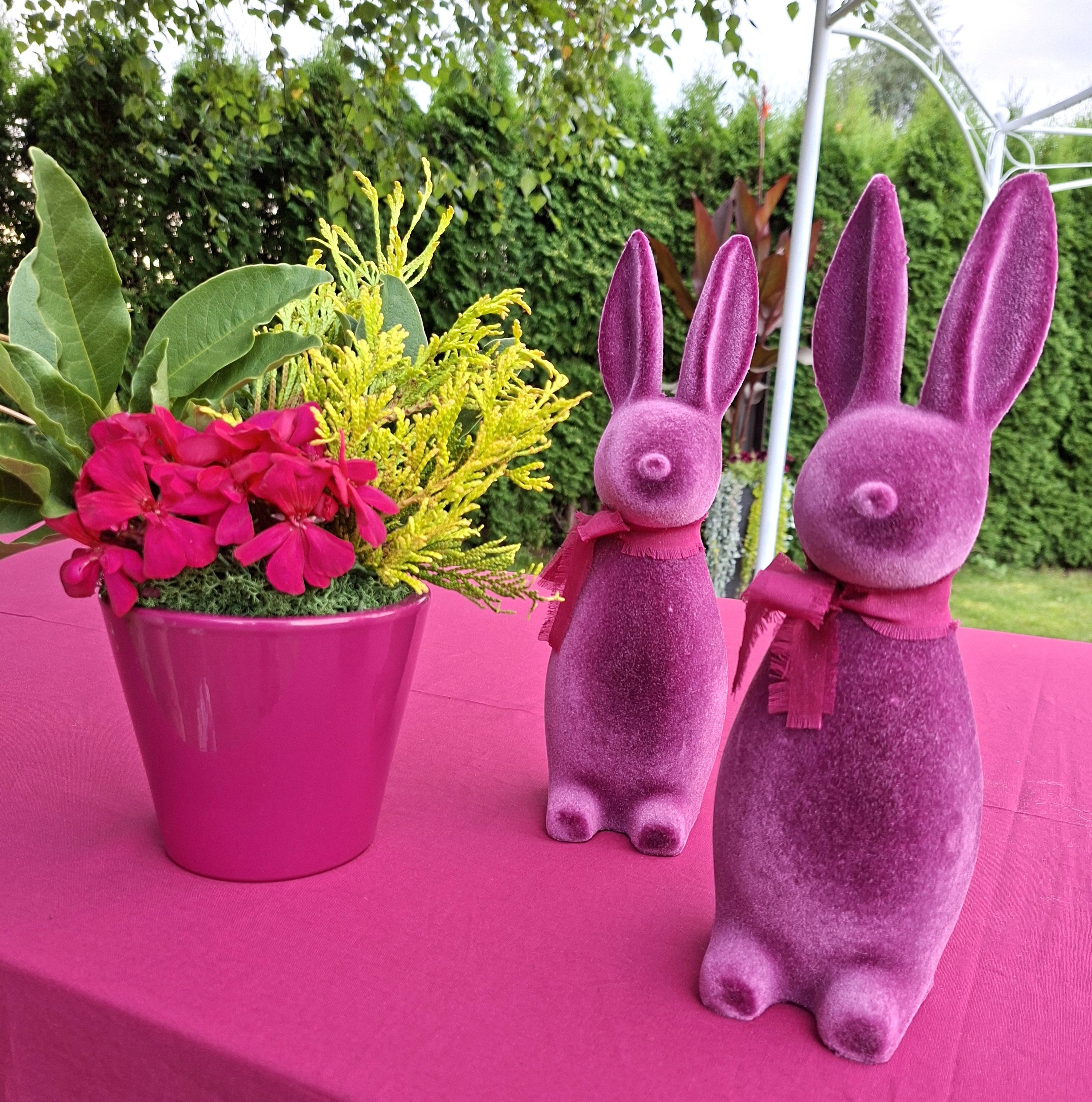 Burgundo spalvos aksominė kiškio dekoracija (1 vnt.)