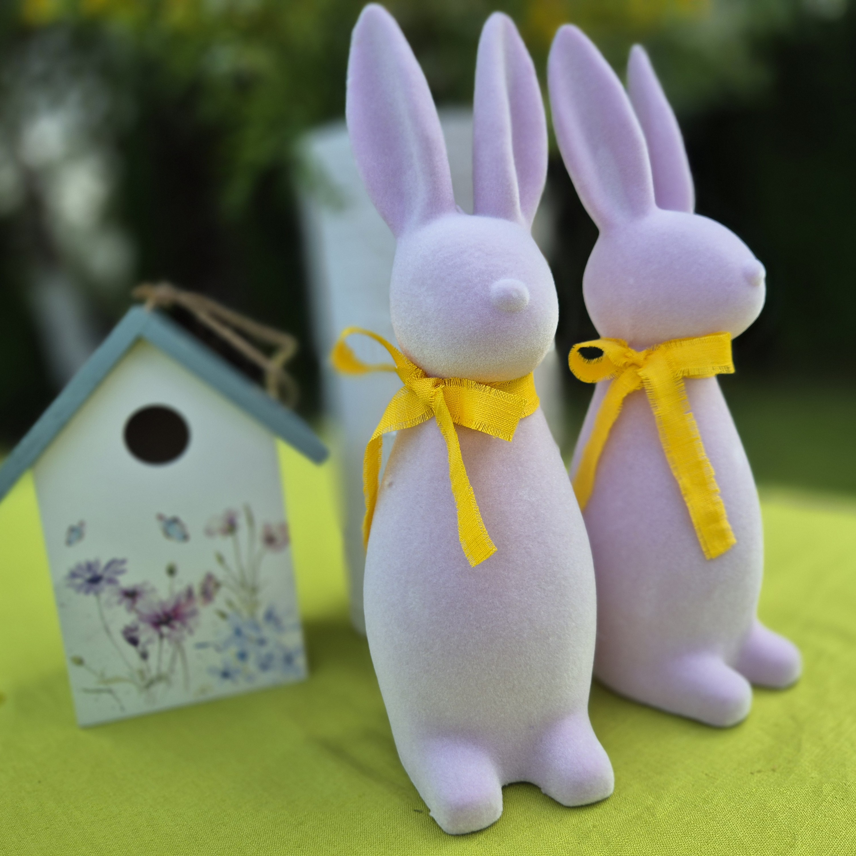 Šviesiai violetinė aksominė kiškio figūrėlė (1 vnt.)