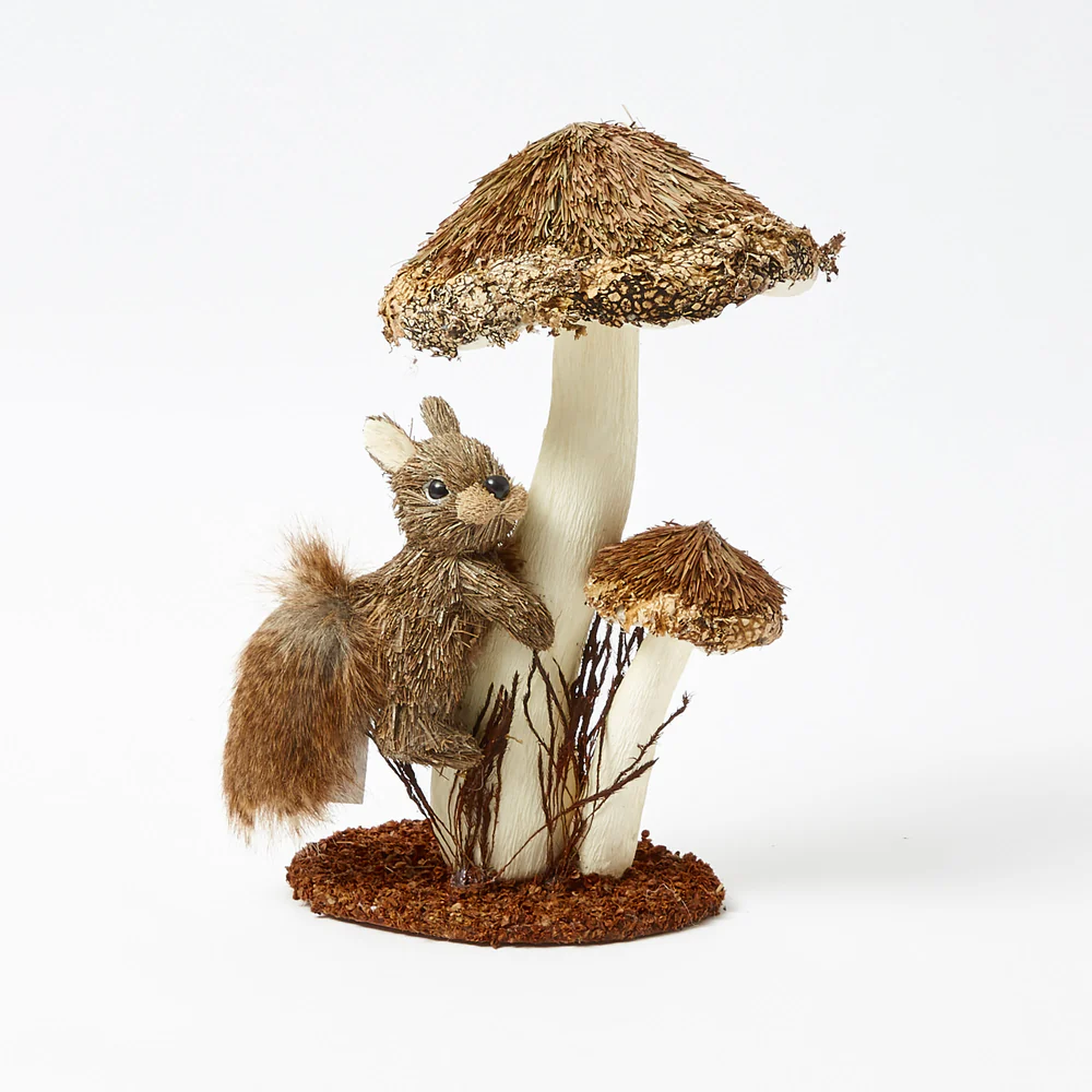 Natūralaus pluošto dekoratyvinė voveraitė ant grybų (1 vnt.)