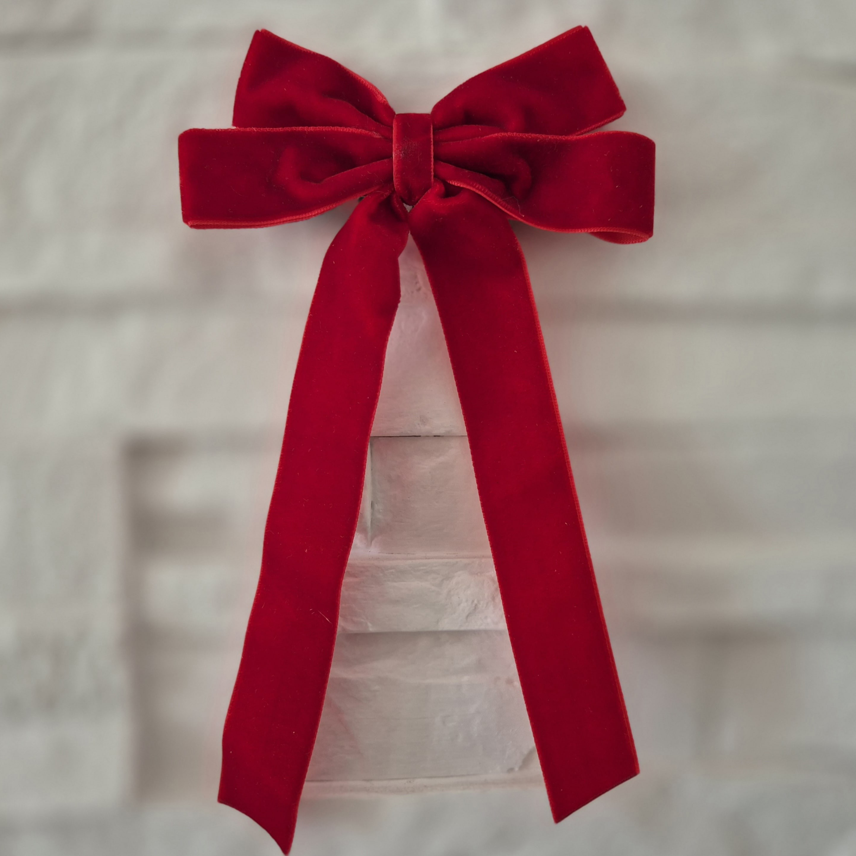 Raudonas aksominis kaspinėlis