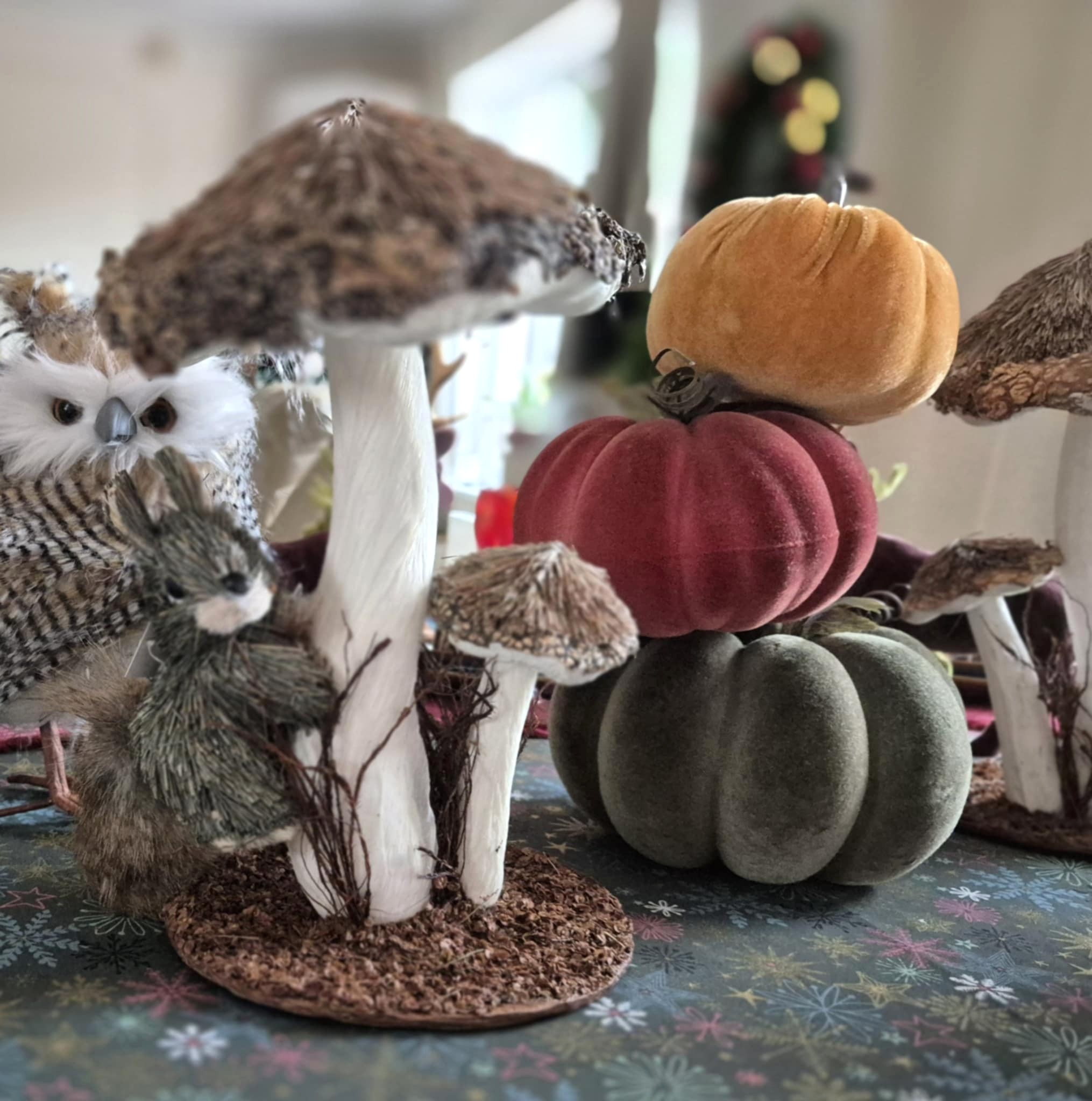 Natūralaus pluošto dekoratyvinė voveraitė ant grybų (1 vnt.)