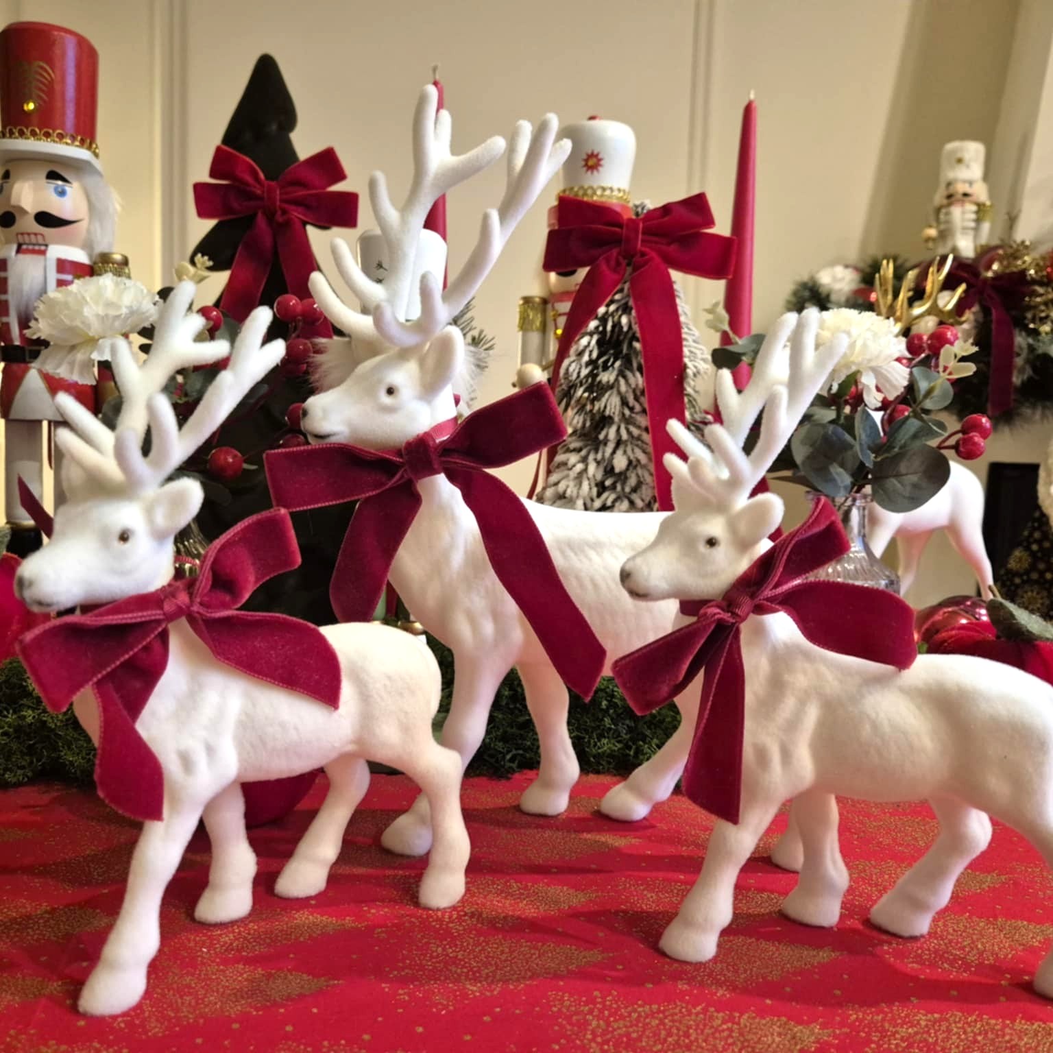 Baltų aksominių elnių šeima su raudonais kaspinais (3 vnt.)