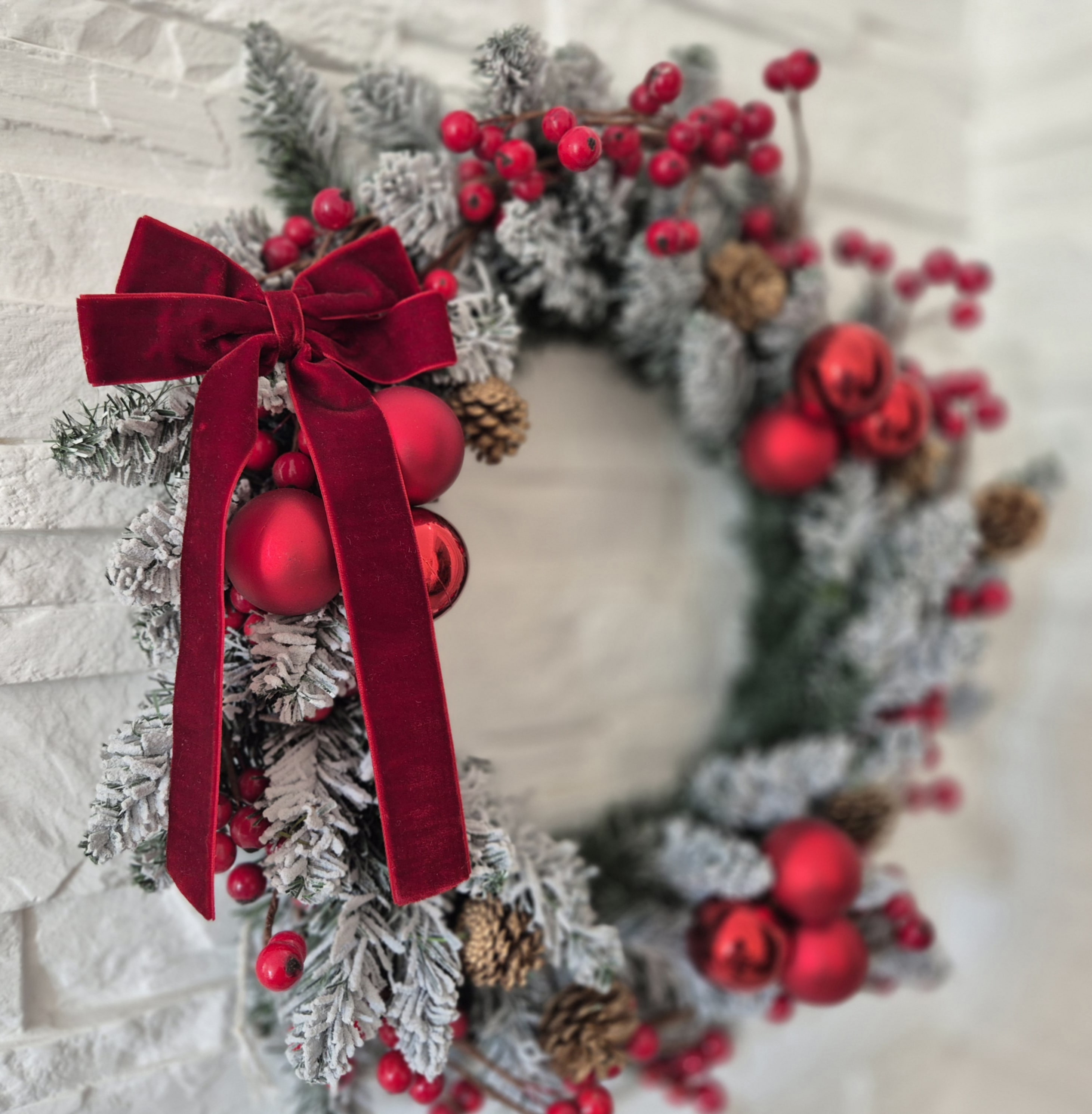 Tamsiai raudonas aksominis kaspinėlis