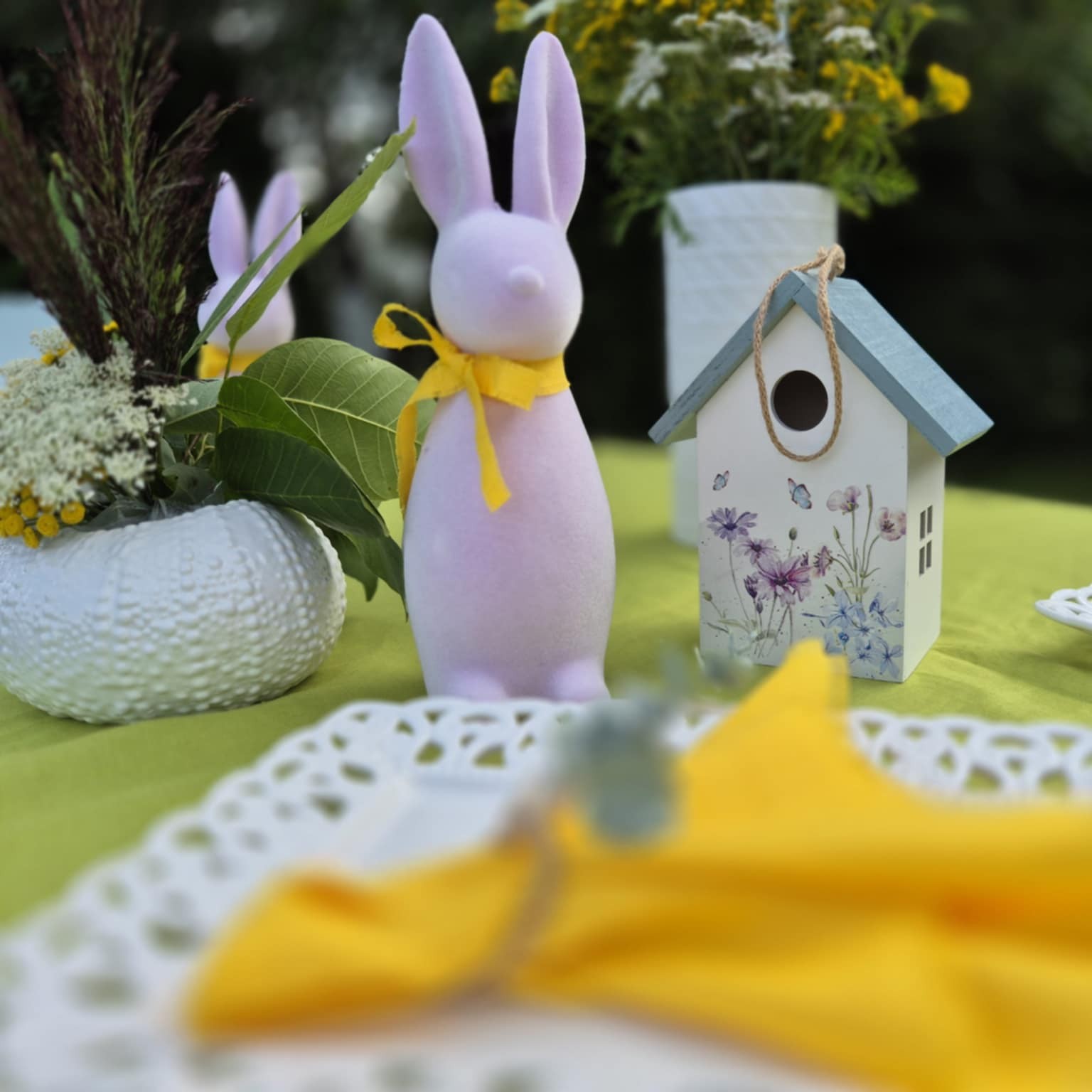 Šviesiai violetinė aksominė kiškio figūrėlė (1 vnt.)