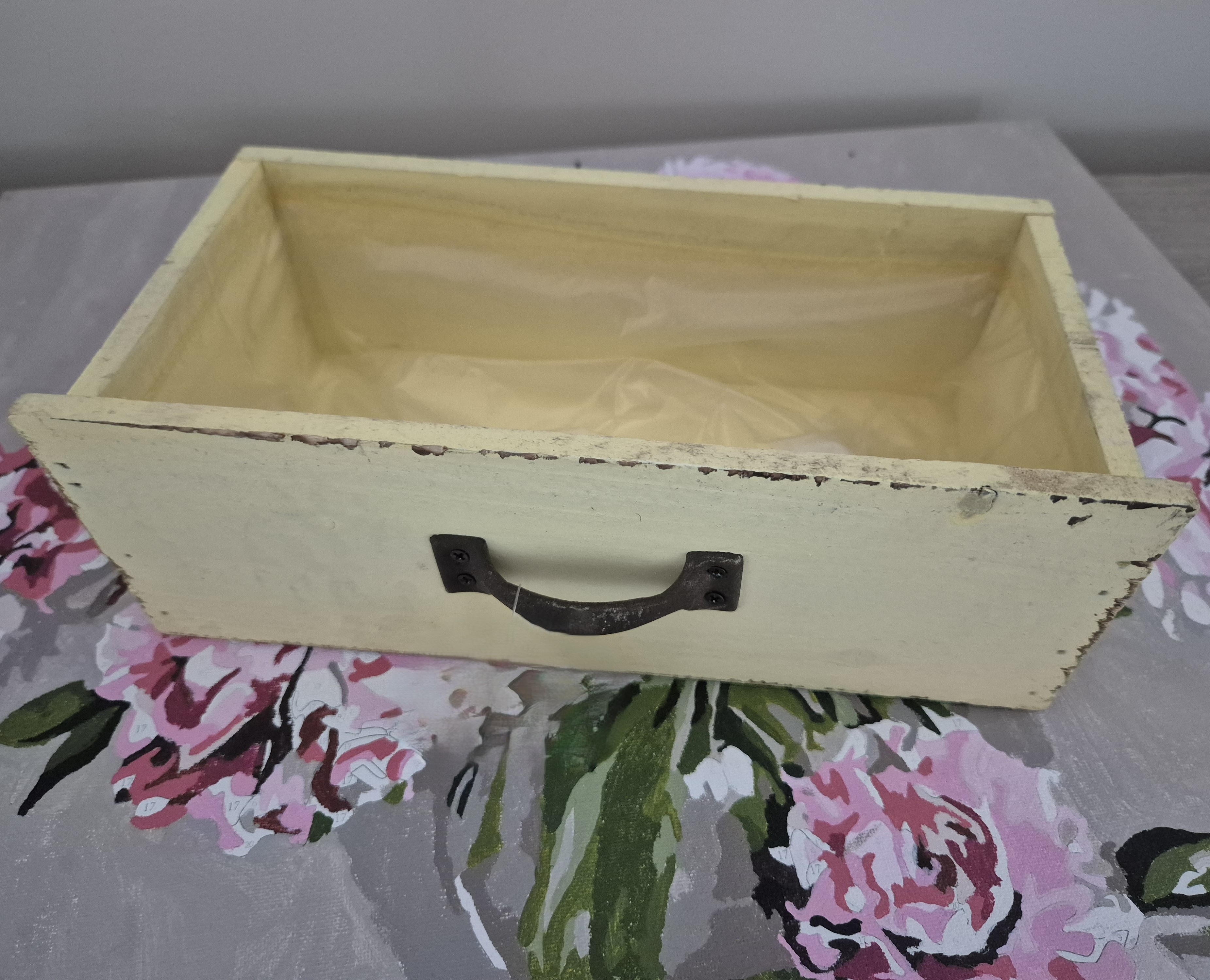 Geltona medinė dėžutė "PAVASARIO STALČIUKAS II"