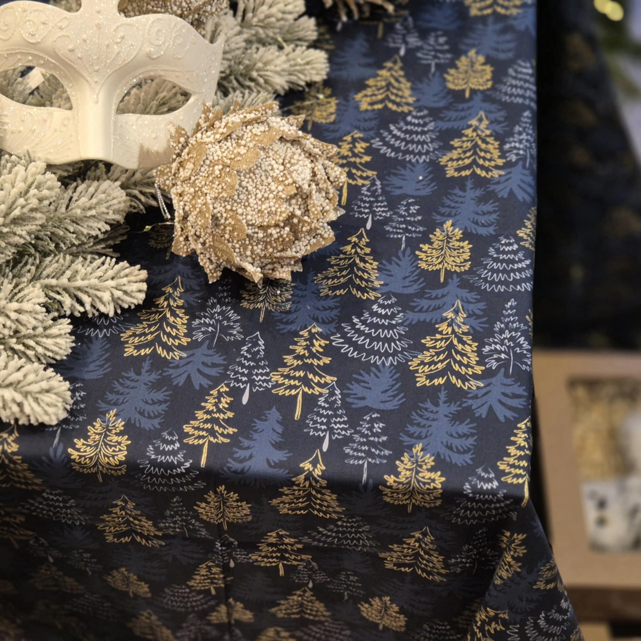 Šventinė staltiesė "VIDURNAKČIO MIŠKAS"