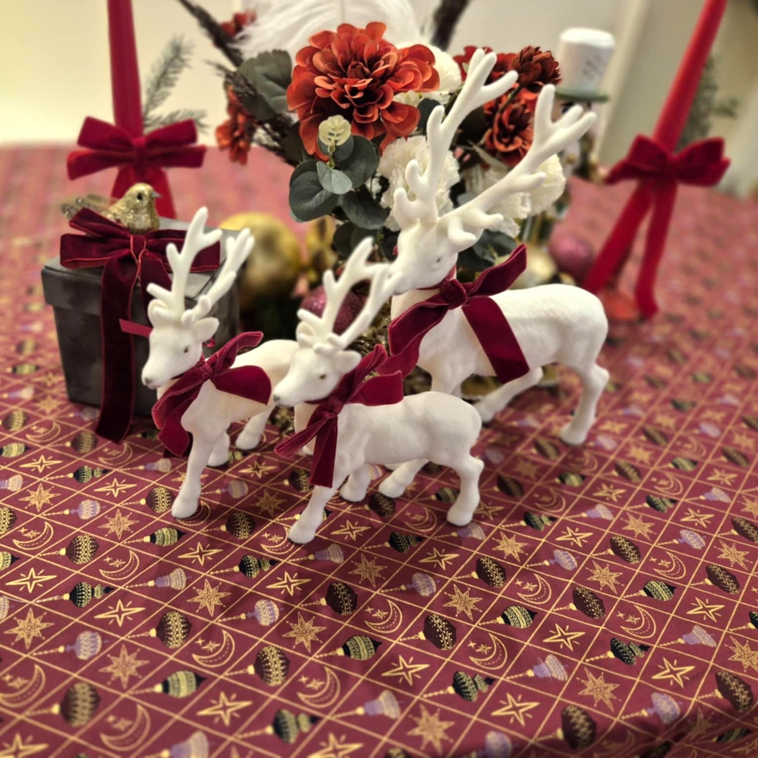 Baltų aksominių elnių šeima su raudonais kaspinais (3 vnt.)