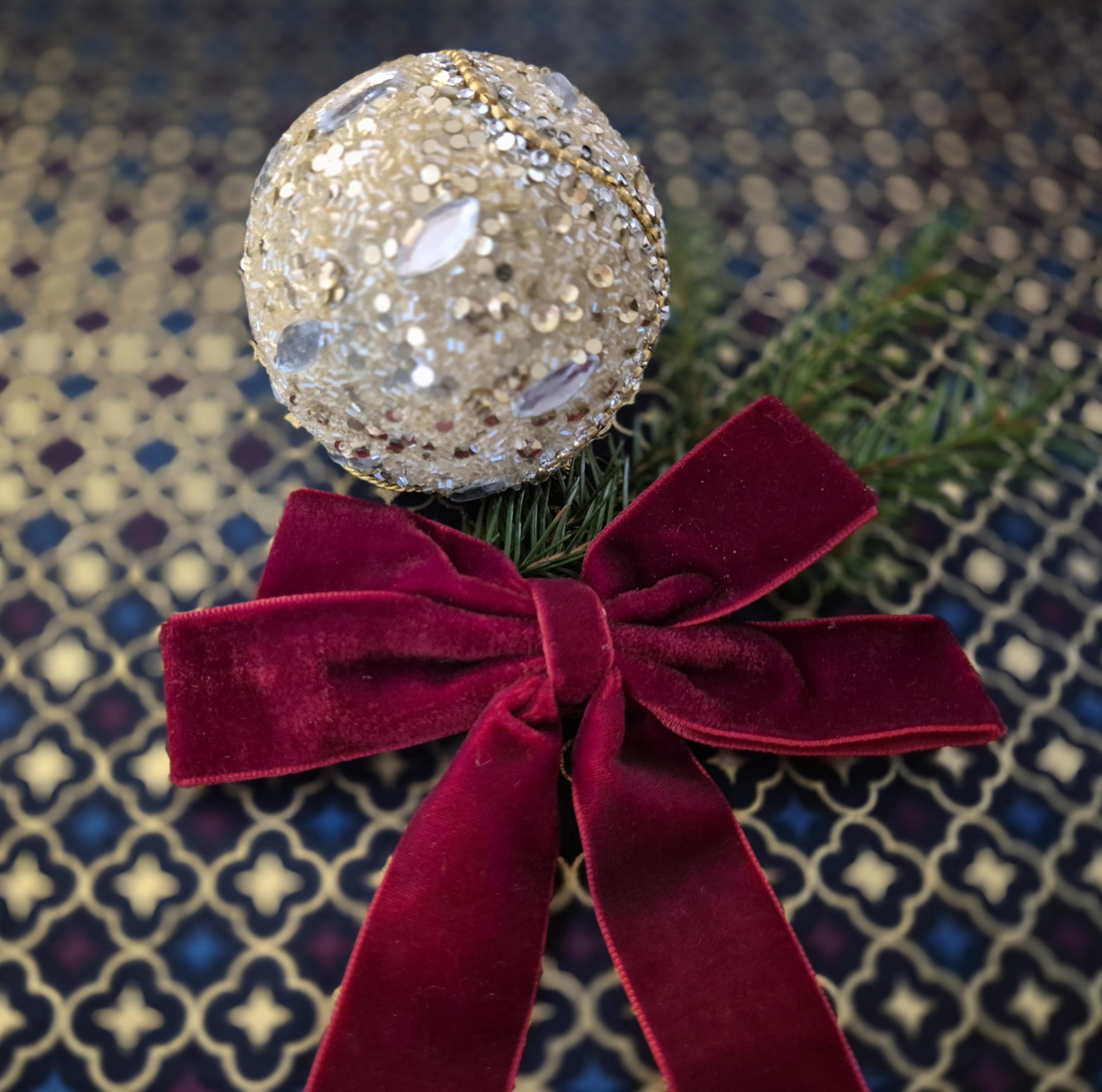 Tamsiai raudonas aksominis kaspinėlis