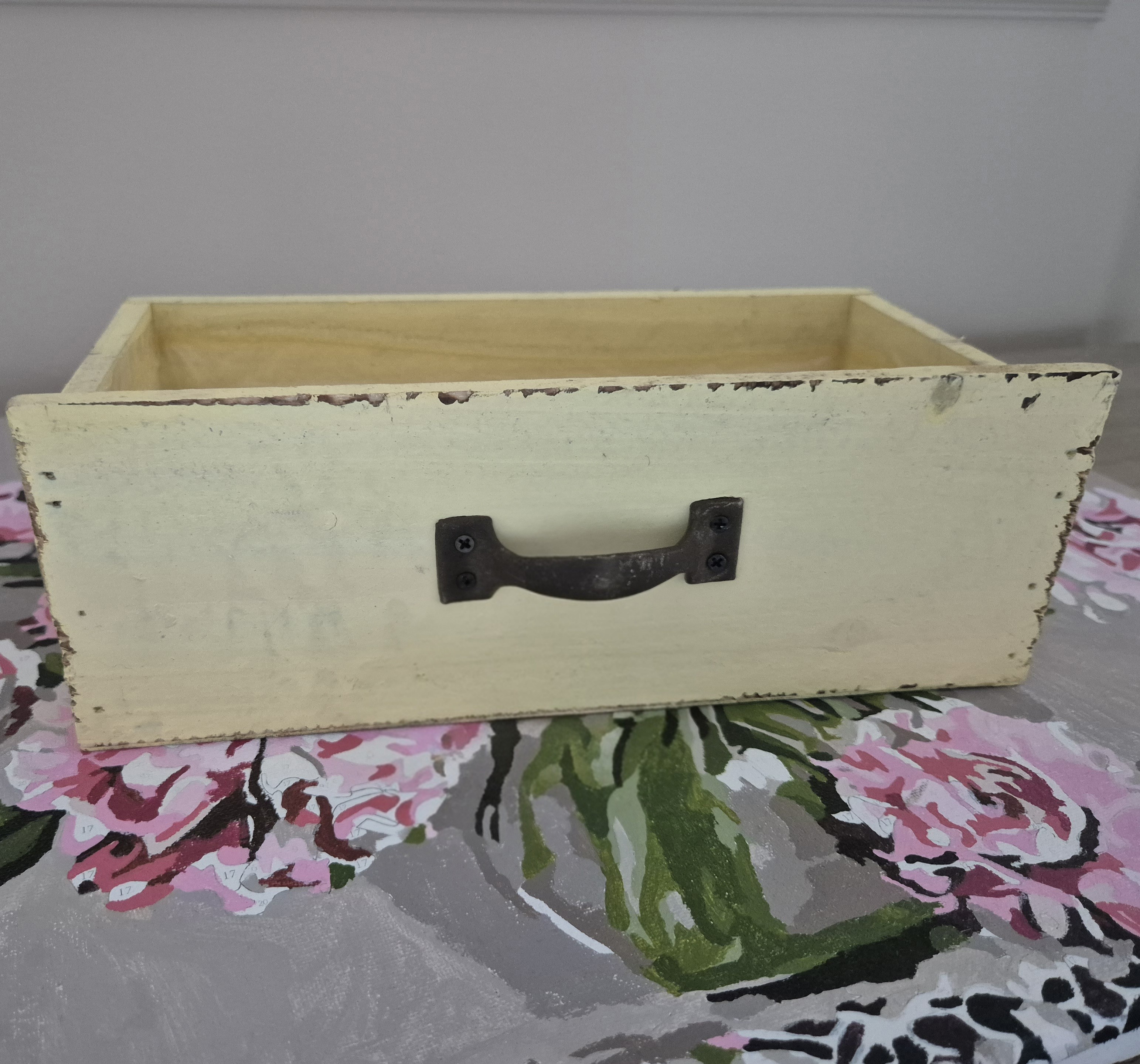 Geltona medinė dėžutė "PAVASARIO STALČIUKAS II"