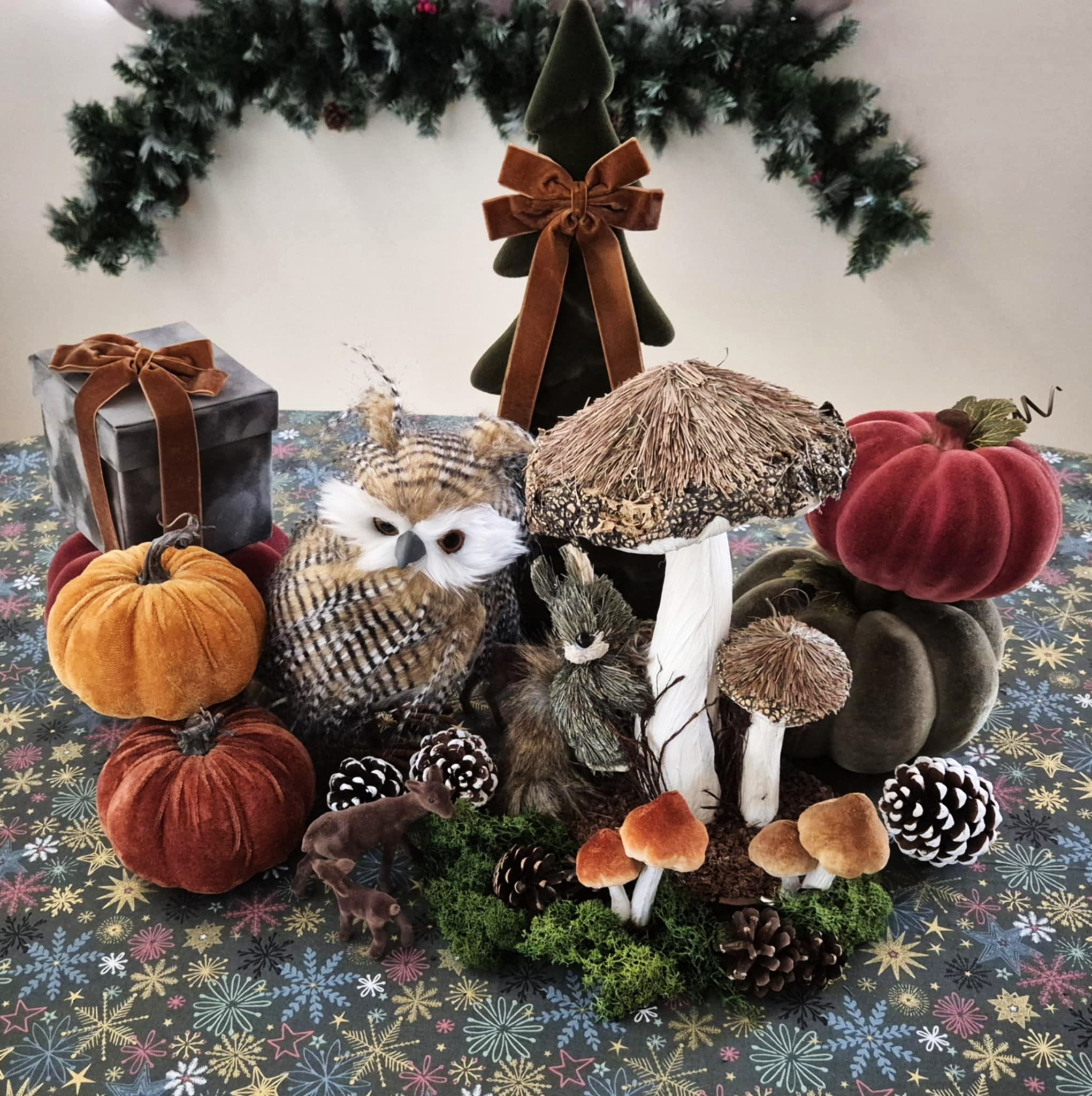 Natūralaus pluošto dekoratyvinė voveraitė ant grybų (1 vnt.)