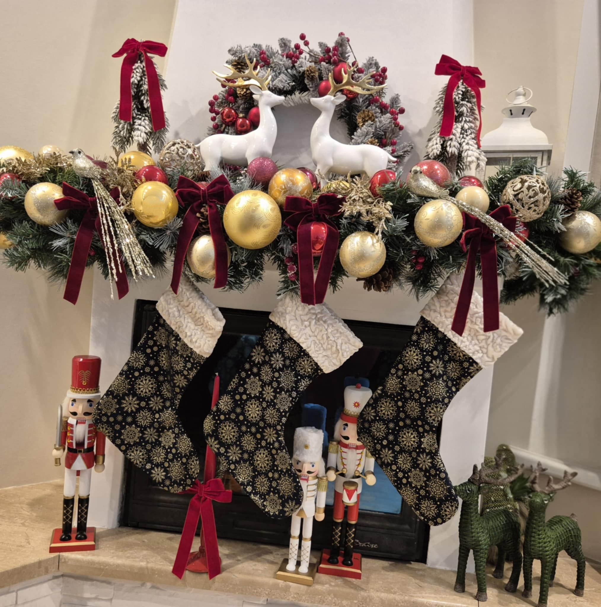 Natūralaus medžio balta elnio dekoracija (1 vnt.)