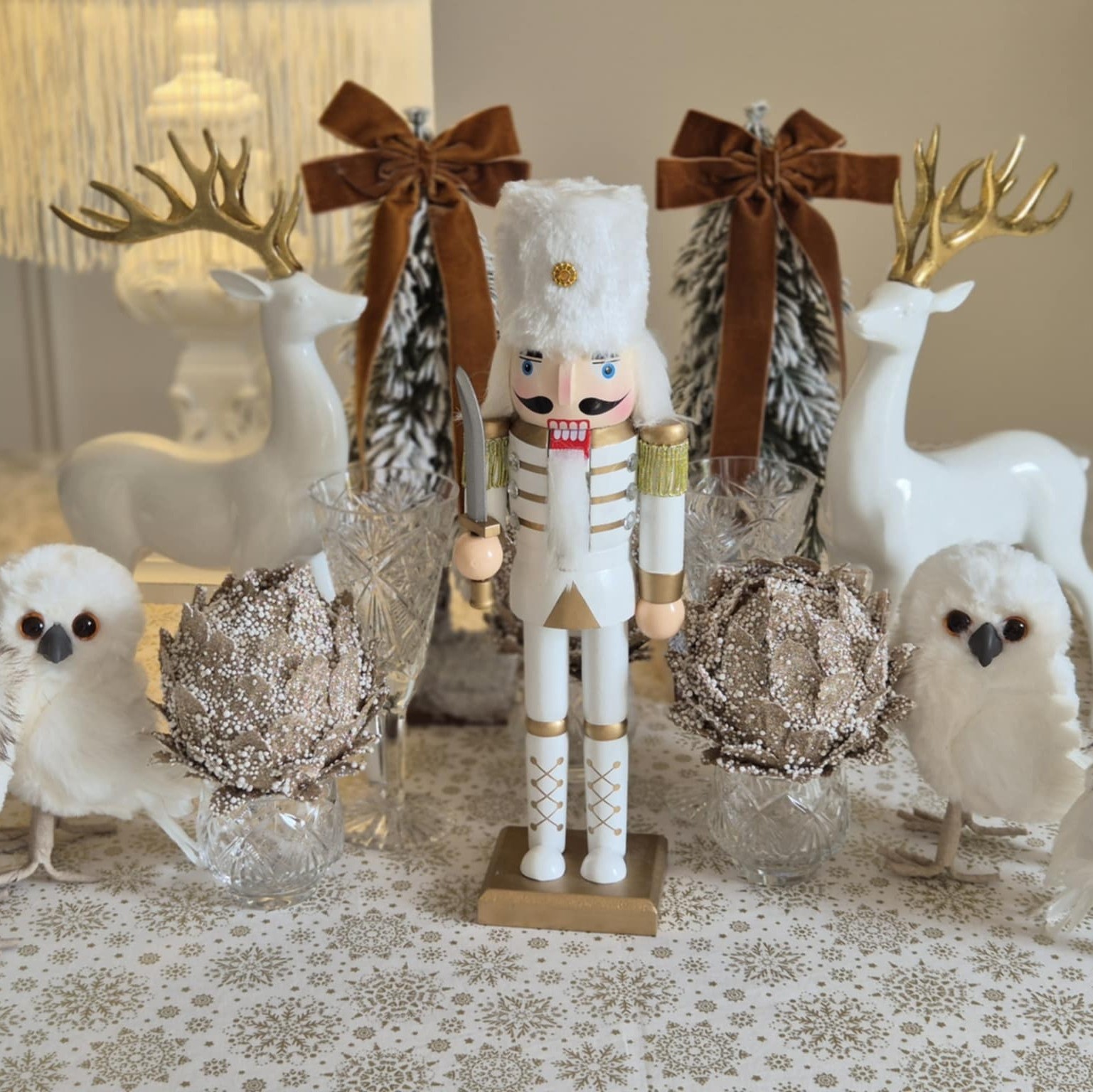 Natūralaus medžio balta elnio dekoracija (1 vnt.)