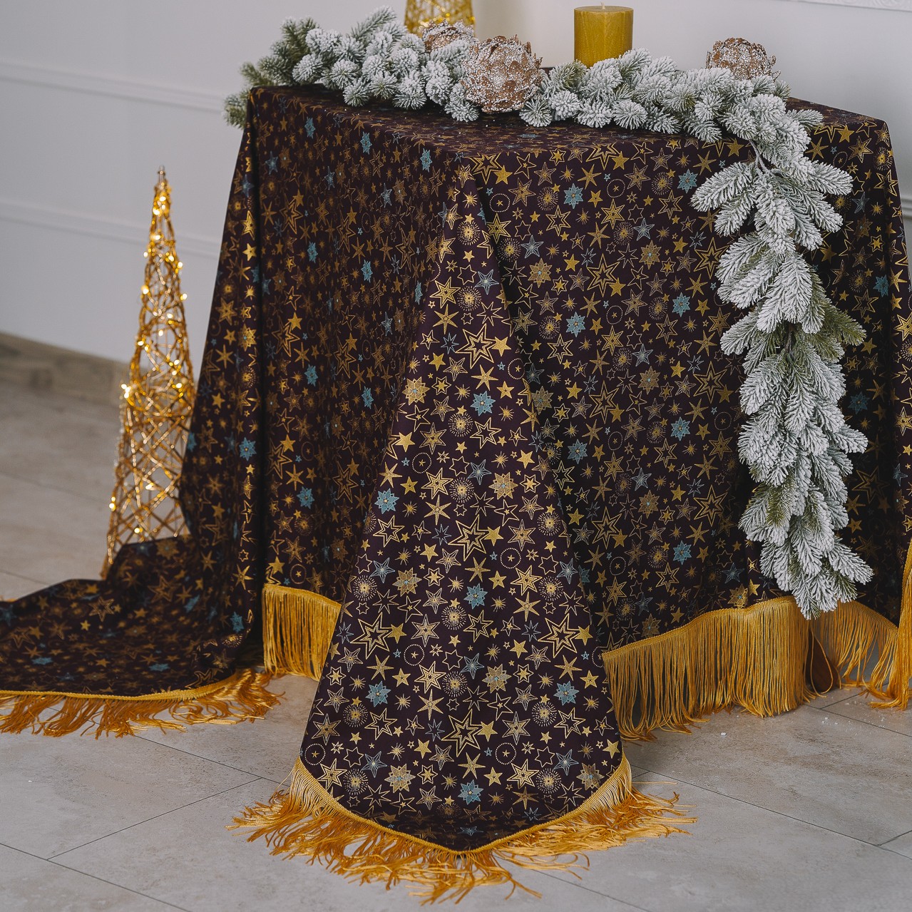 Šventinė staltiesė "AUKSINIS ŽVAIGŽDYNAS"