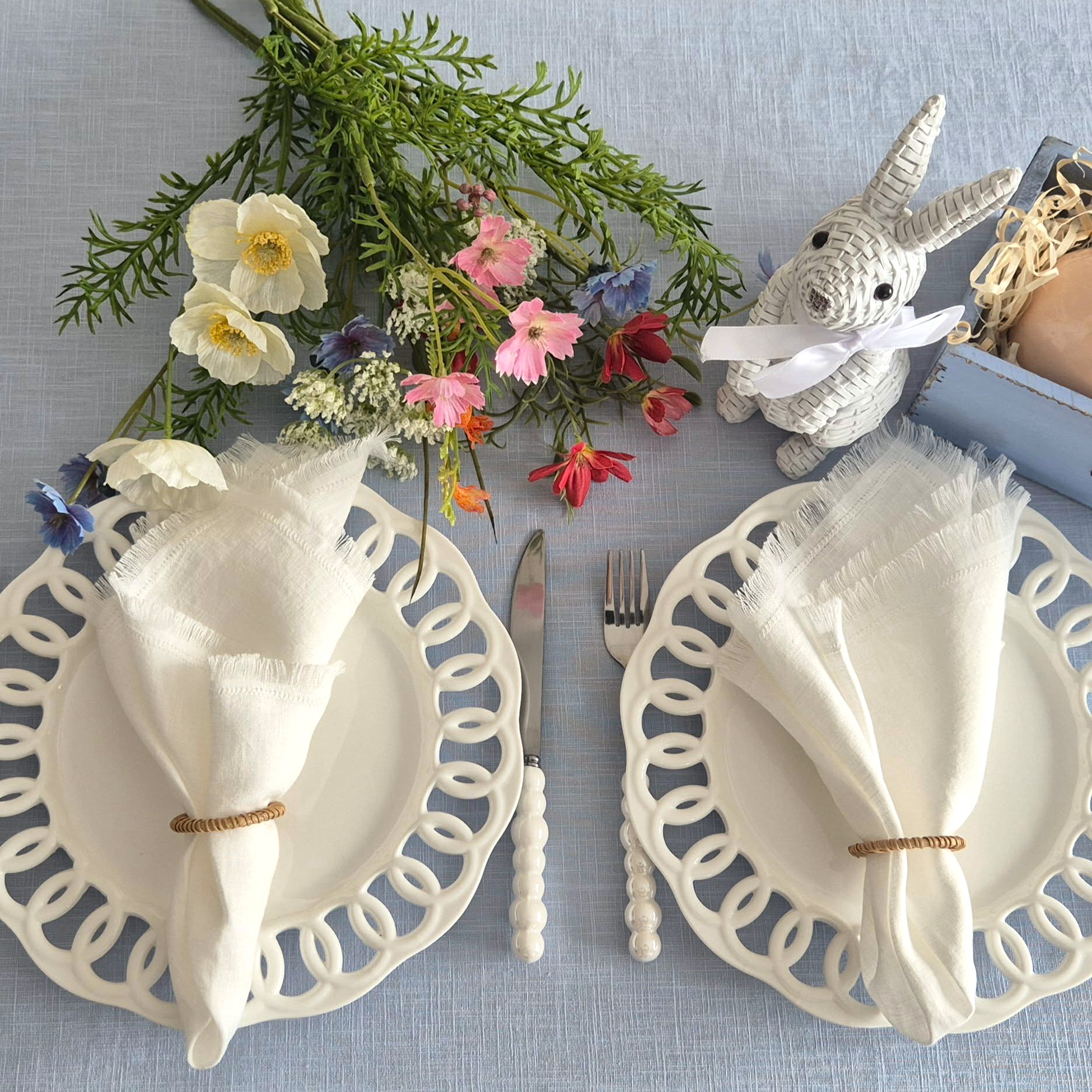 Šviesiai mėlyna lininė staltiesė „Blue Breeze“