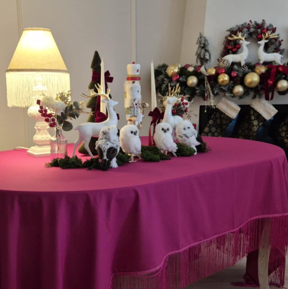 Stilinga staltiesė su kutais "BURGUNDIJA"