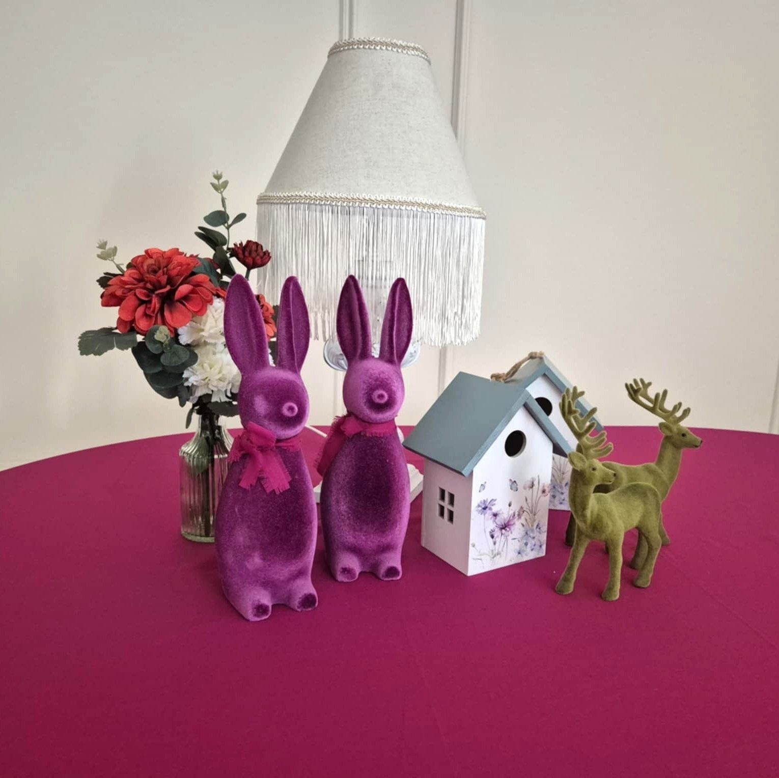 Burgundo spalvos aksominė kiškio dekoracija (1 vnt.)