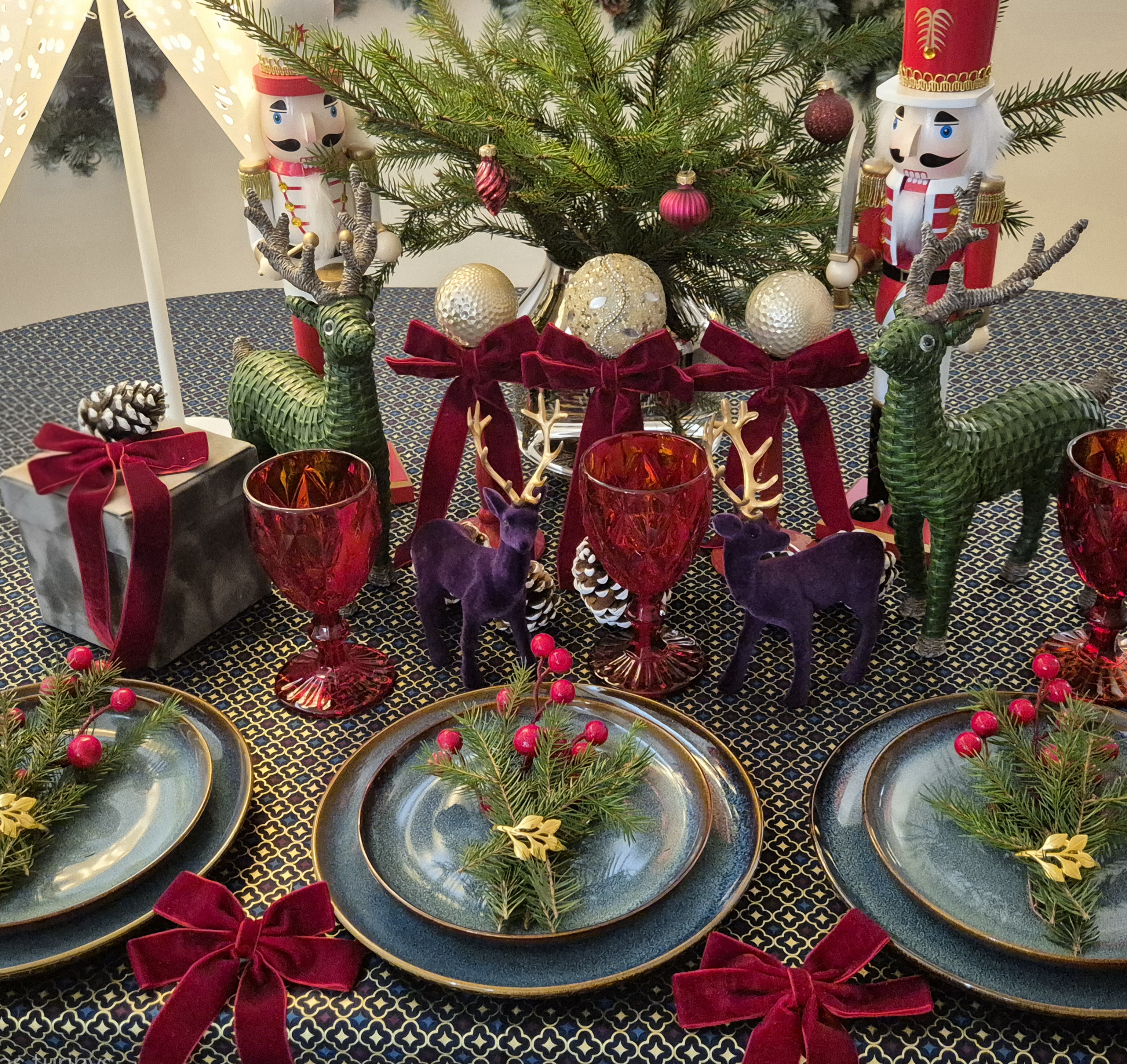 Karališka mėlyna staltiesė su auksiniais motyvais "PARYŽIAUS NAKTIS"