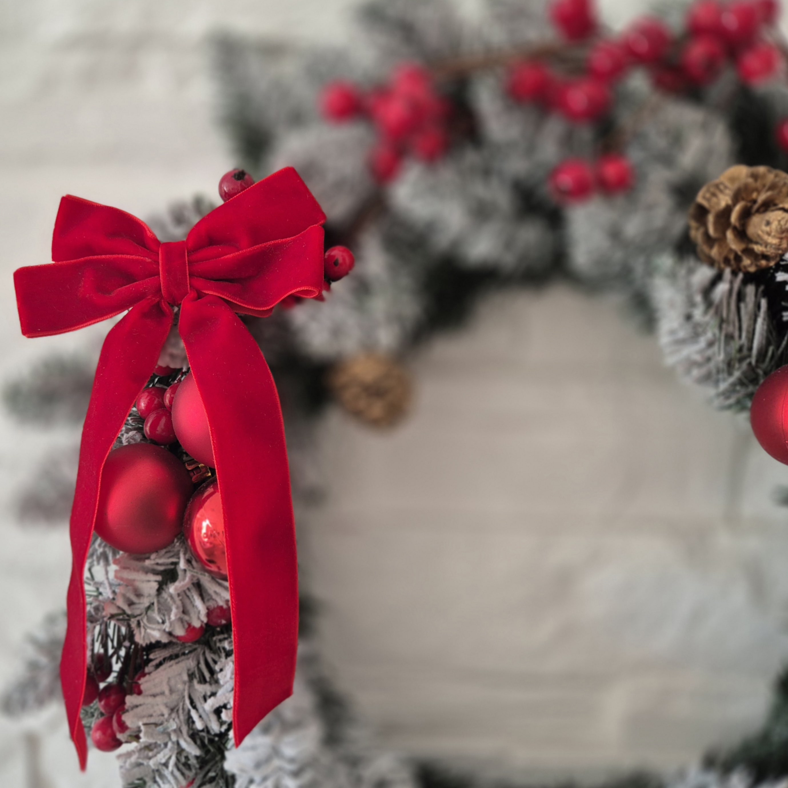 Raudonas aksominis kaspinėlis