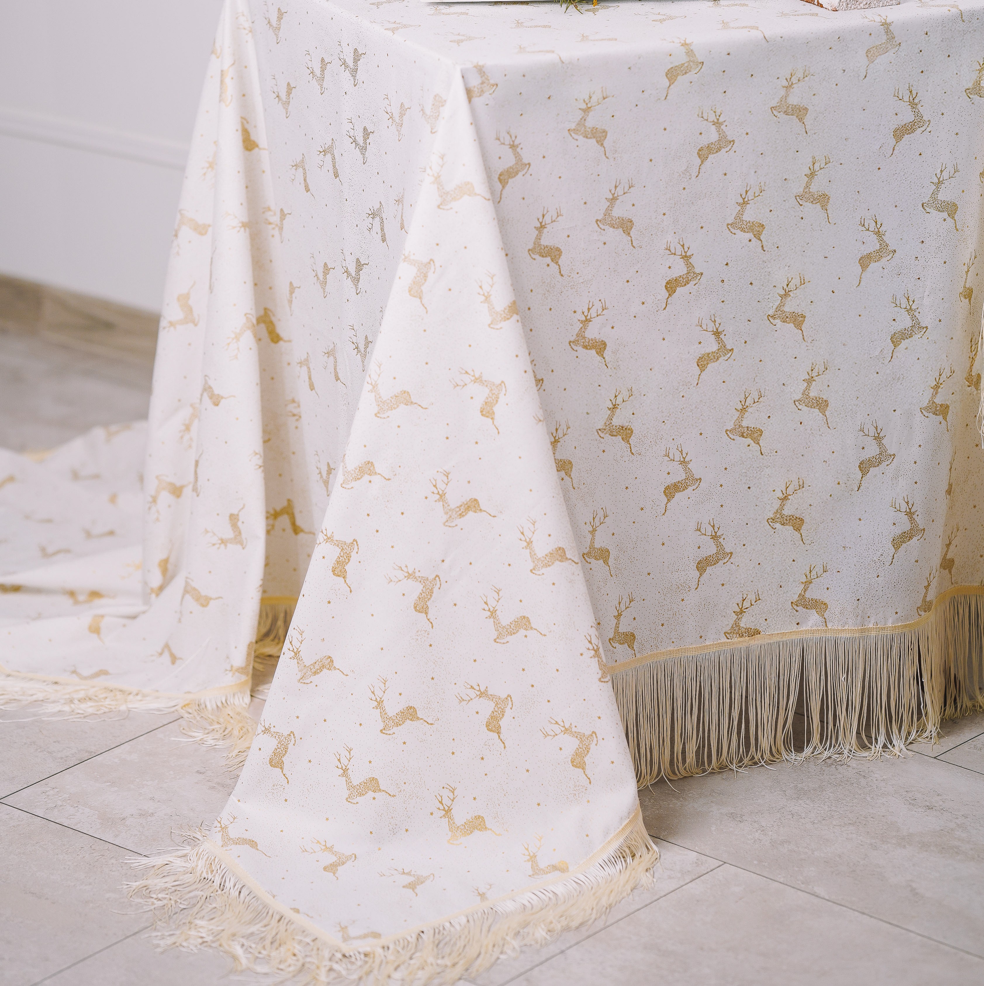 Šventinė staltiesė "AUKSINIAI ELNIAI"