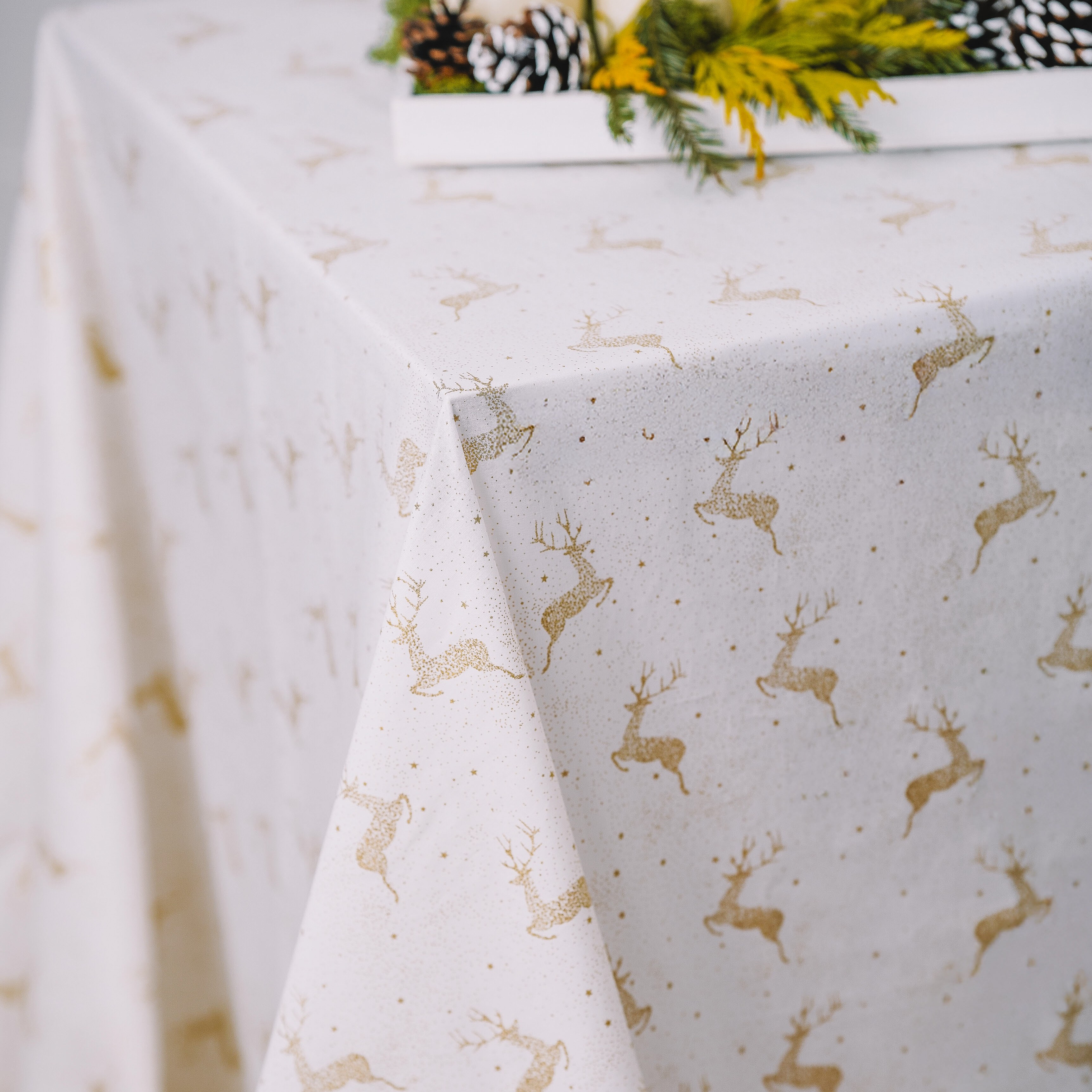 Šventinė staltiesė "AUKSINIAI ELNIAI"