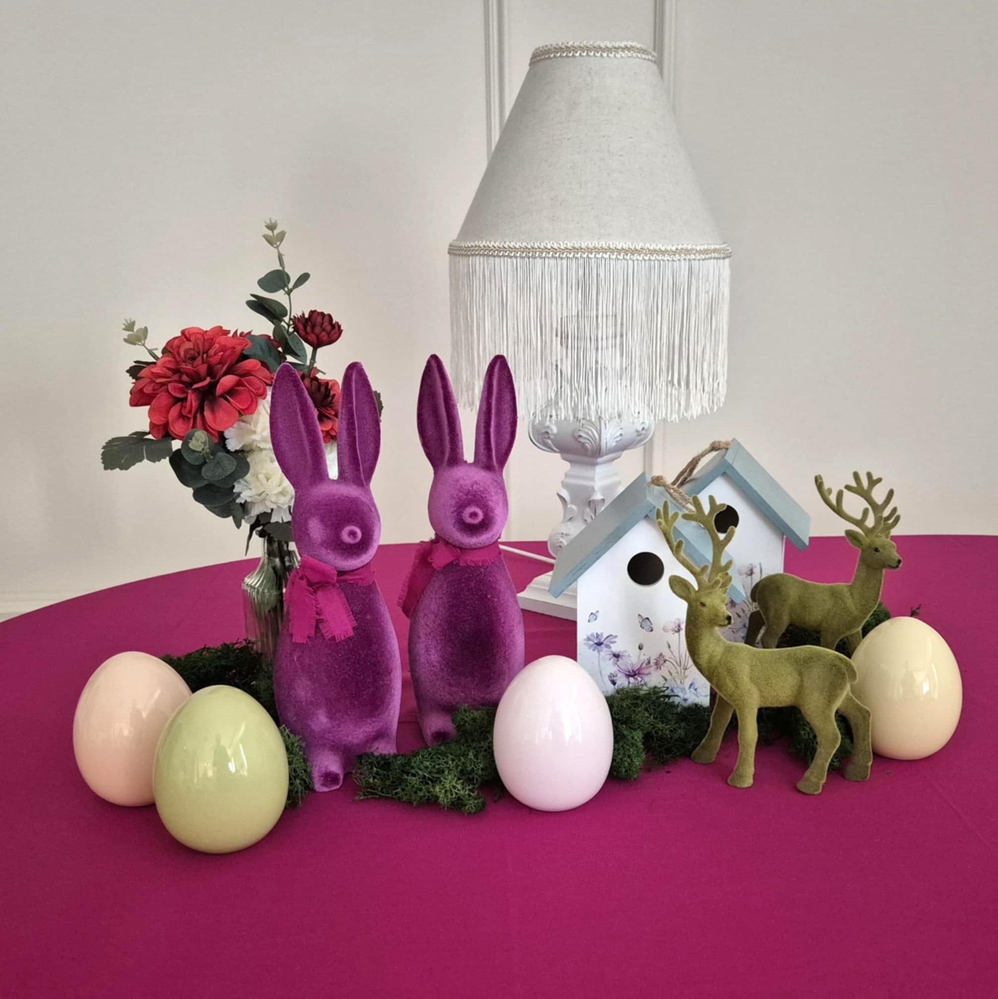 Burgundo spalvos aksominė kiškio dekoracija (1 vnt.)