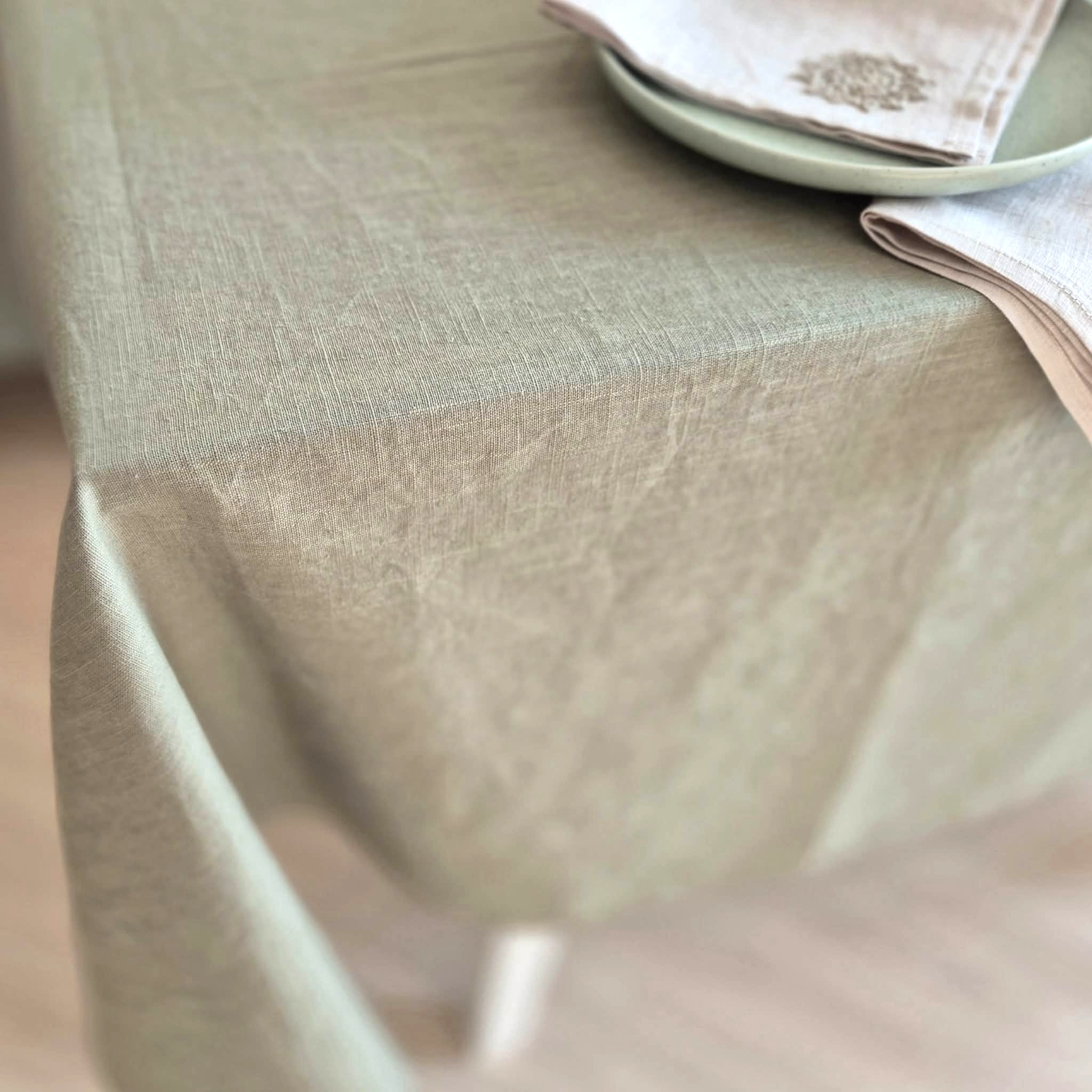 Alyvuogių spalvos lininė staltiesė "Olive Garden"