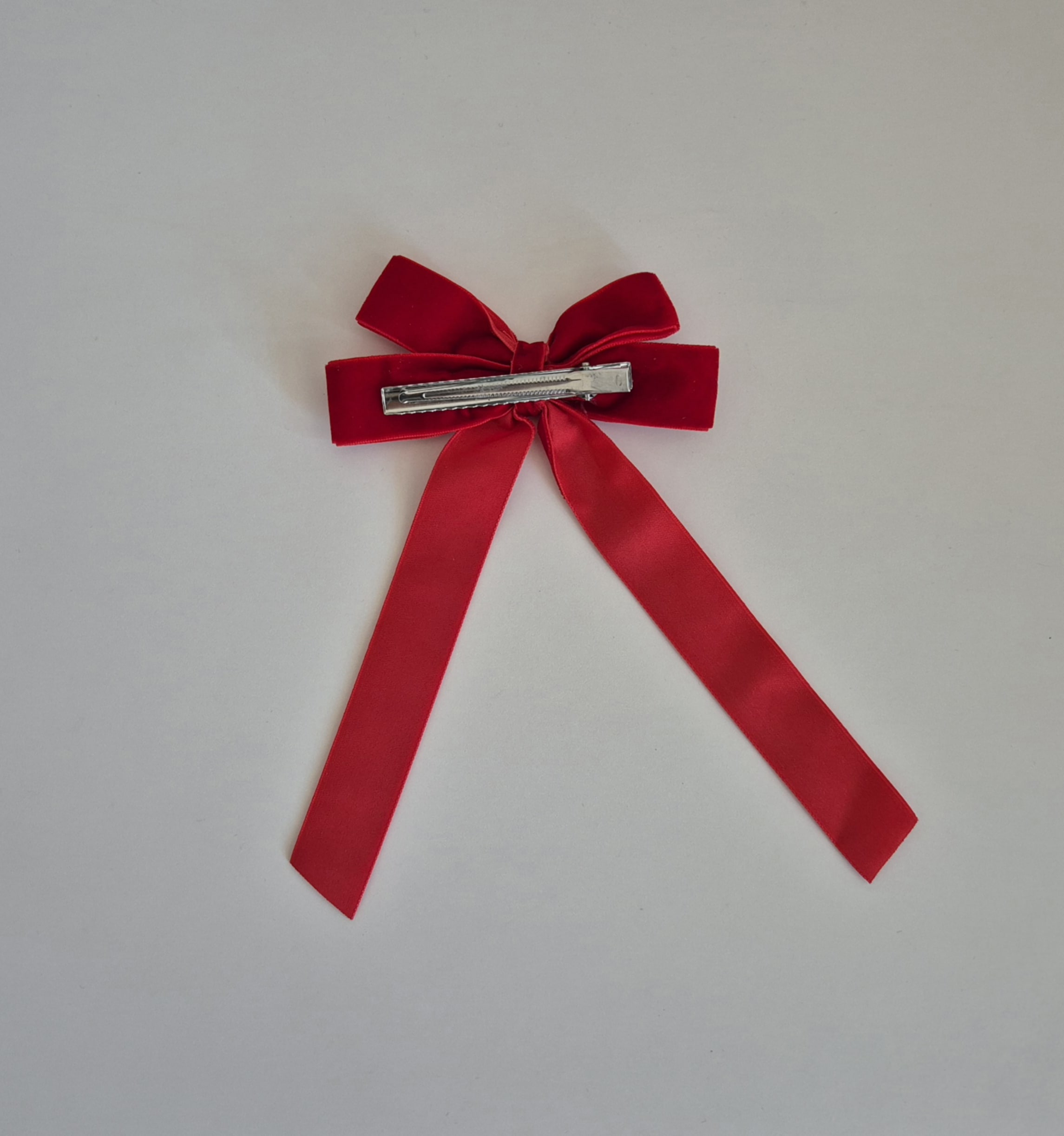 Raudonas aksominis kaspinėlis