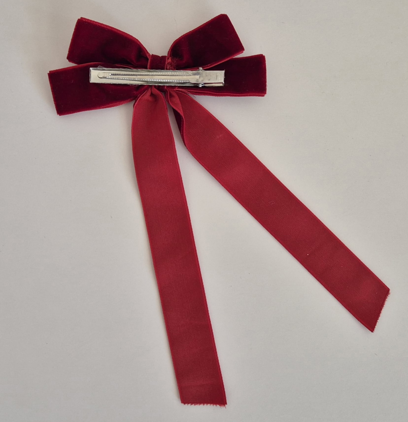 Tamsiai raudonas aksominis kaspinėlis