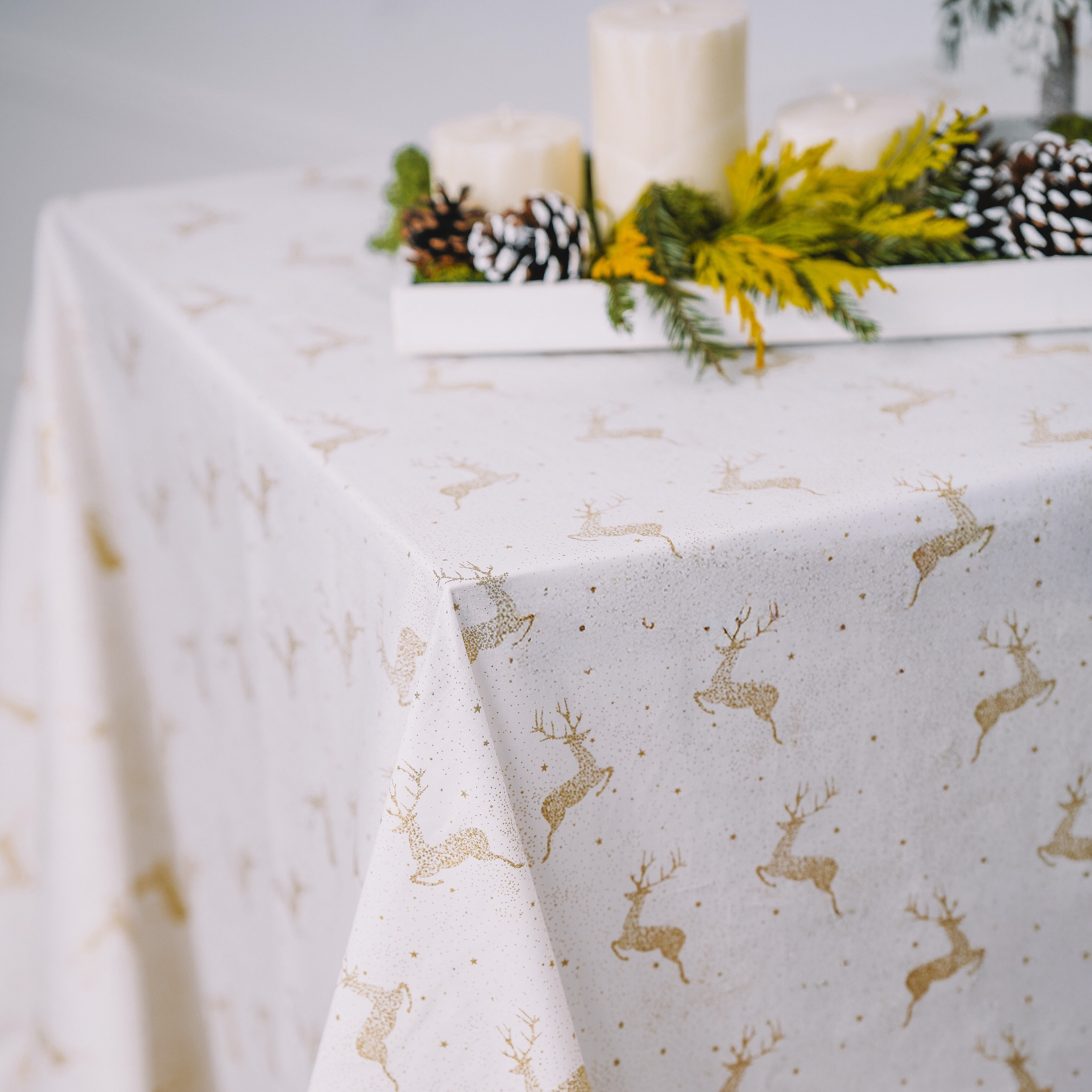 Šventinė staltiesė "AUKSINIAI ELNIAI"
