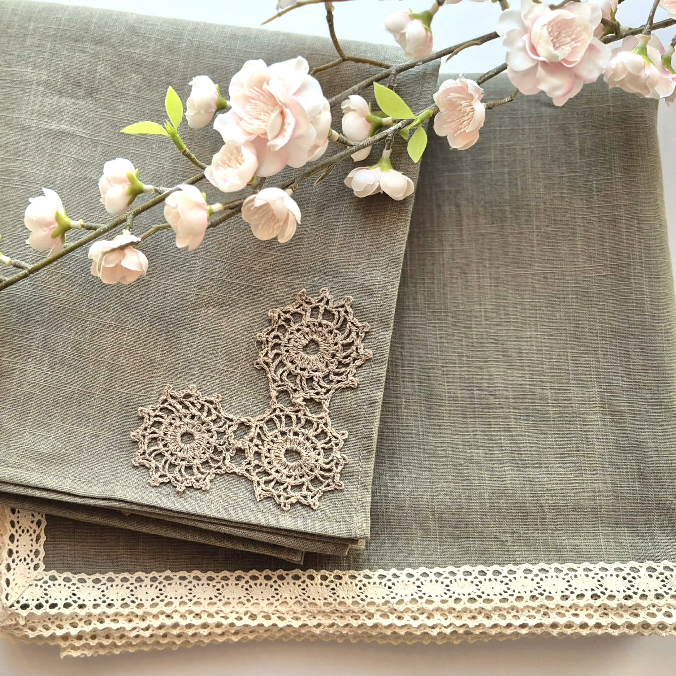 Alyvuogių spalvos lininė staltiesė "Olive Garden"