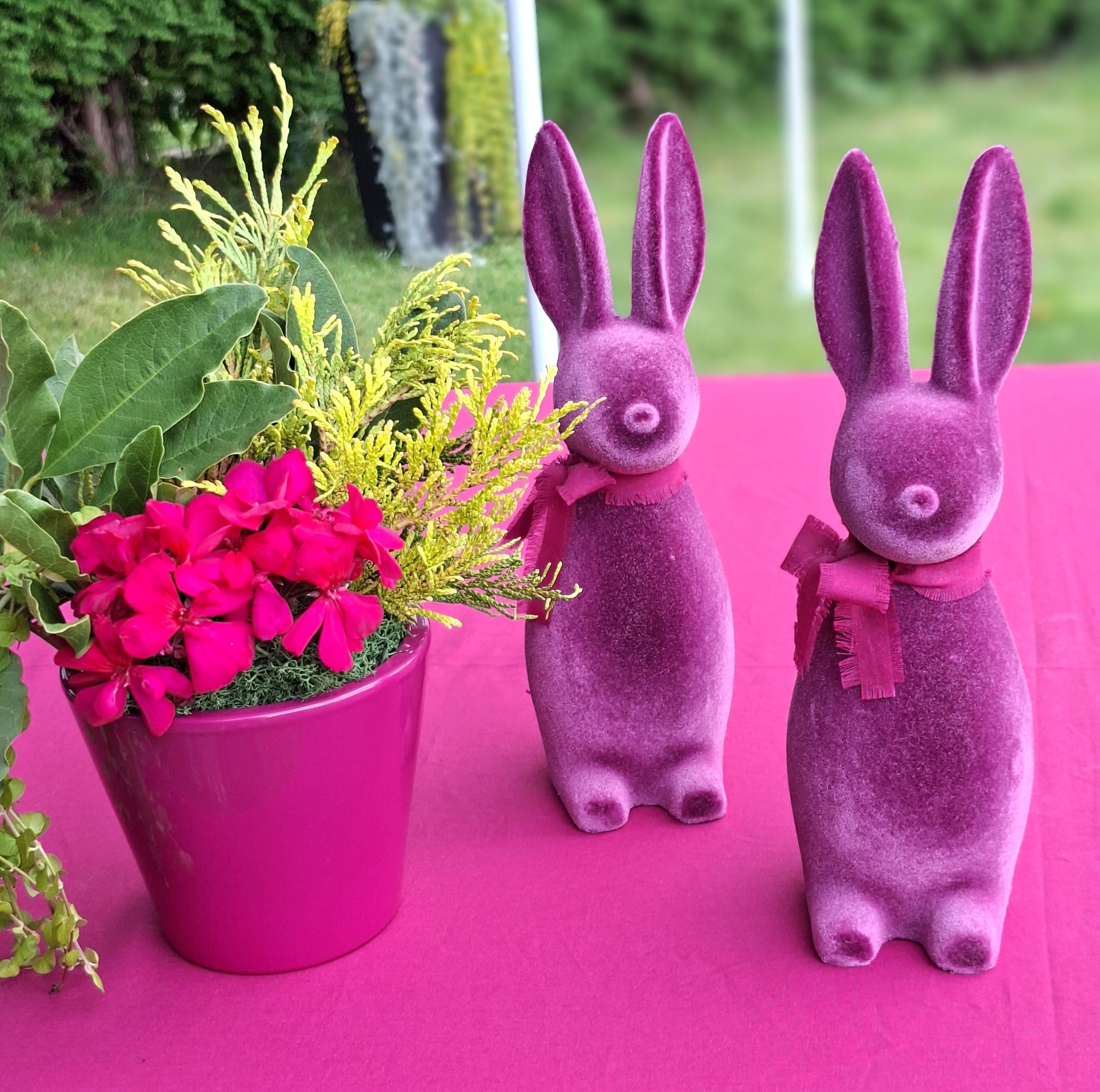 Burgundo spalvos aksominė kiškio dekoracija (1 vnt.)