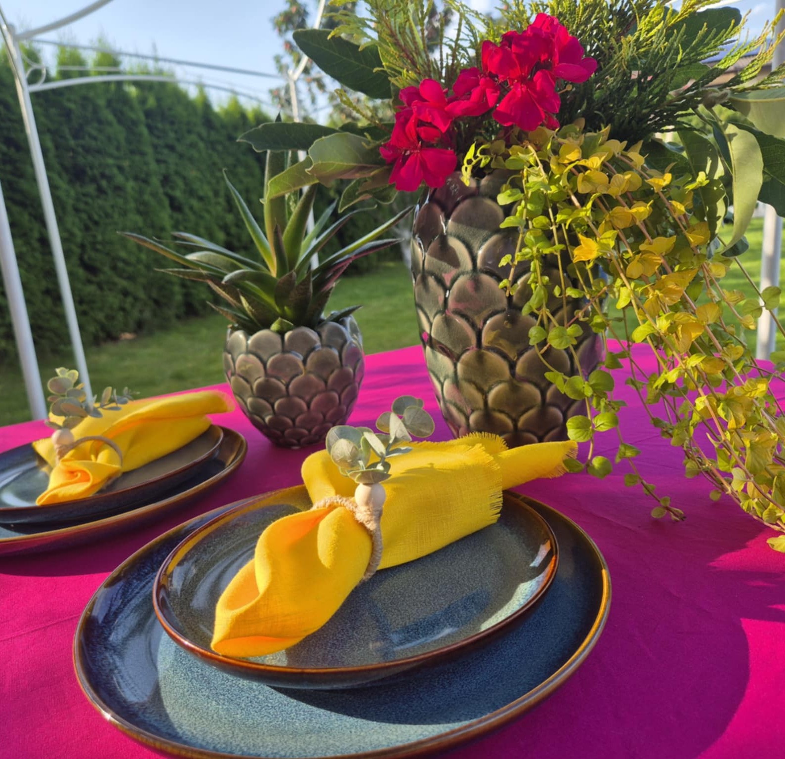 Stilinga staltiesė su kutais "BURGUNDIJA"