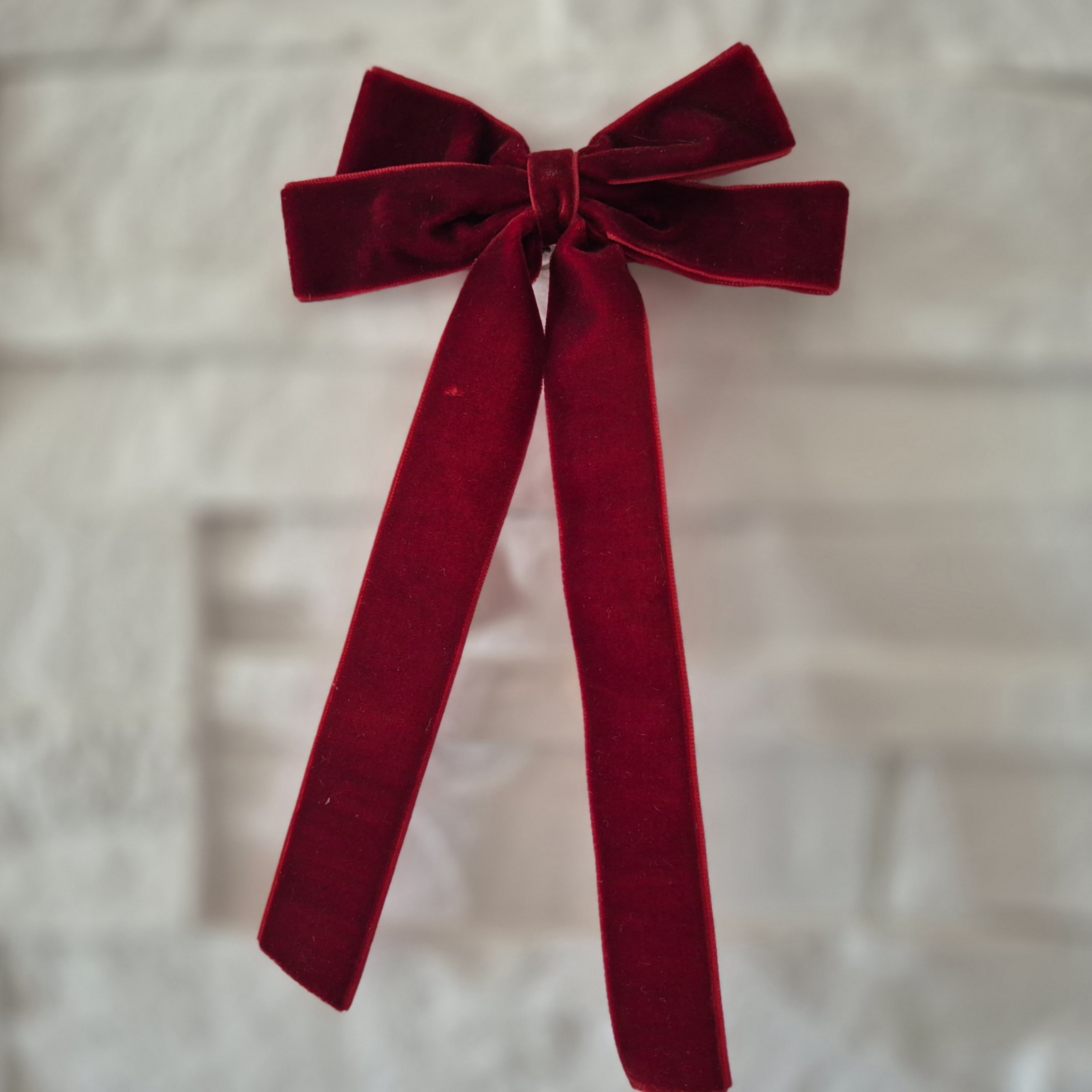 Tamsiai raudonas aksominis kaspinėlis