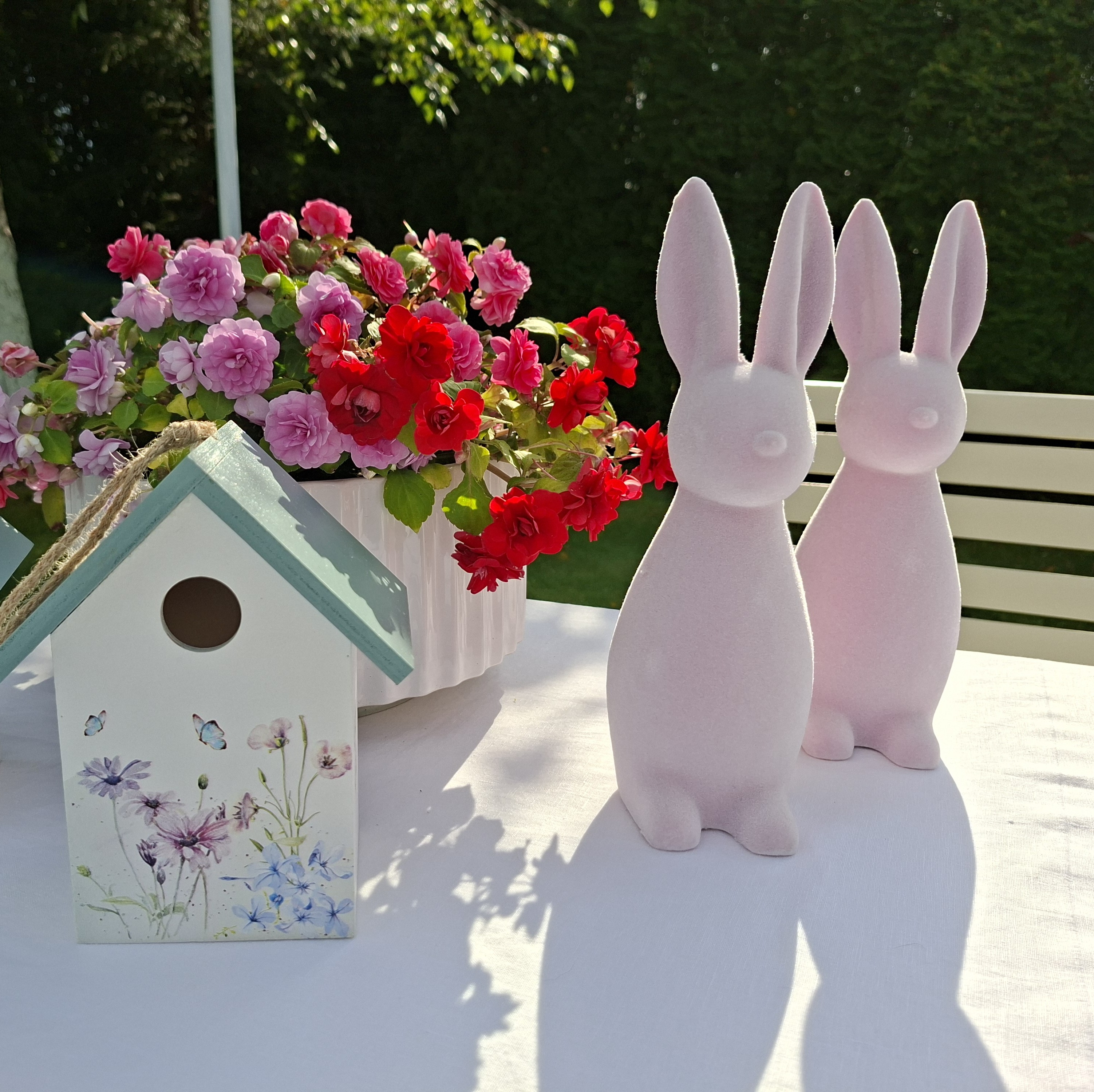 Šviesiai violetinė aksominė kiškio figūrėlė (1 vnt.)