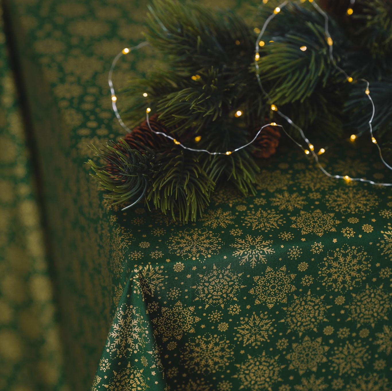 Šventinė staltiesė "SMARAGDINIS VAKARAS"